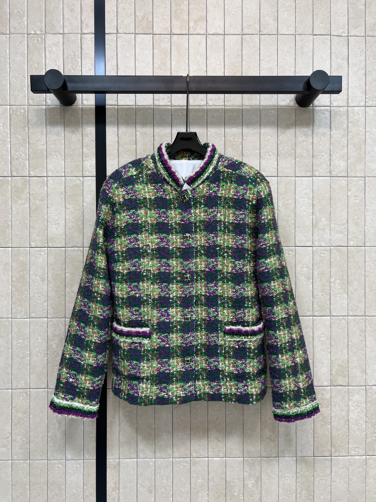 NO:621988,Xiaoxiangjia 25 autumn and winter new style tweed plaid jacket, classic tweed material, plaid design is retro and fashionable, the upper body is sweet and rustic, full of temperament, woven tweed jacket, no matter what body shape, noble and elegant, glass button details, low-key and exquisite upper body version, super nice, slim and high-end, high-end workmanship quality is very good, three colors and three codes, Size/S-M-L,,chanel,jackets & coats,alexander wang19860909小香家 25秋冬新款 粗花呢格纹外套 经典粗花呢材质 格纹设计复古又时髦 上身可甜可飒 满满气质感 编织粗花呢外套 无论什么样的体型 高贵优雅 琉璃纽扣细节 低调又精致上身版型超级好看的显瘦又高级 高级做工品质都很赞 三色三码Size/S-M-L,,chanel,jackets & coats,alexander wang,Women's clothing