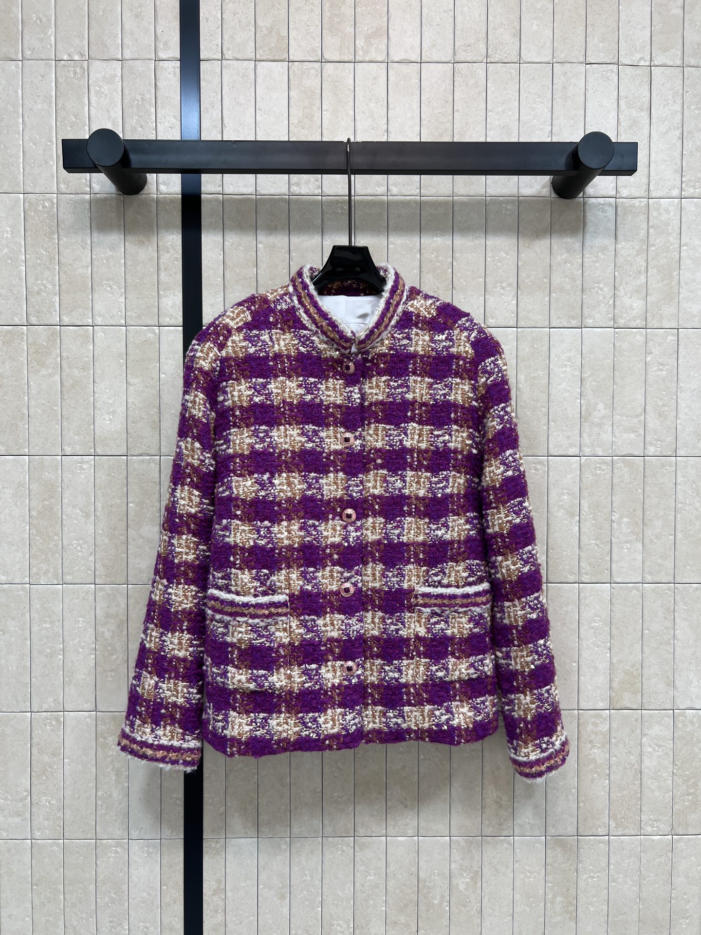 NO:621998,Xiaoxiangjia 25 autumn and winter new style tweed plaid jacket, classic tweed material, plaid design is retro and fashionable, the upper body is sweet and rustic, full of temperament, woven tweed jacket, no matter what body shape, noble and elegant, glass button details, low-key and exquisite upper body version, super nice, slim and high-end, high-end workmanship quality is very good, three colors and three codes, Size/S-M-L,,chanel,jackets & coats,alexander wang19860909小香家 25秋冬新款 粗花呢格纹外套 经典粗花呢材质 格纹设计复古又时髦 上身可甜可飒 满满气质感 编织粗花呢外套 无论什么样的体型 高贵优雅 琉璃纽扣细节 低调又精致上身版型超级好看的显瘦又高级 高级做工品质都很赞 三色三码Size/S-M-L,,chanel,jackets & coats,alexander wang,Women's clothing