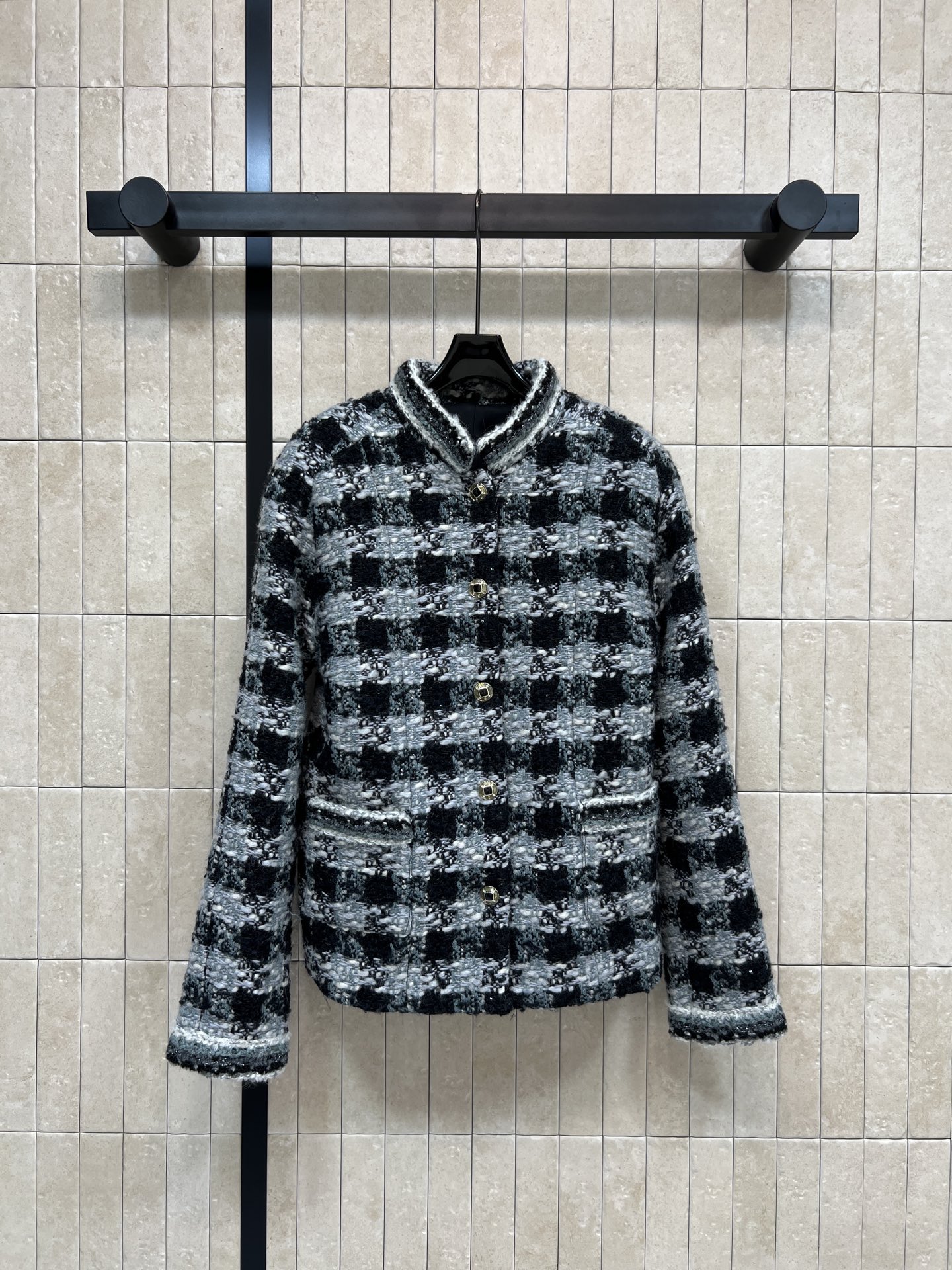 NO:622006,Xiaoxiangjia 25 autumn and winter new style tweed plaid jacket, classic tweed material, plaid design is retro and fashionable, the upper body is sweet and rustic, full of temperament, woven tweed jacket, no matter what body shape, noble and elegant, glass button details, low-key and exquisite upper body version, super nice, slim and high-end, high-end workmanship quality is very good, three colors and three codes, Size/S-M-L,,chanel,jackets & coats,alexander wang19860909小香家 25秋冬新款 粗花呢格纹外套 经典粗花呢材质 格纹设计复古又时髦 上身可甜可飒 满满气质感 编织粗花呢外套 无论什么样的体型 高贵优雅 琉璃纽扣细节 低调又精致上身版型超级好看的显瘦又高级 高级做工品质都很赞 三色三码Size/S-M-L,,chanel,jackets & coats,alexander wang,Women's clothing