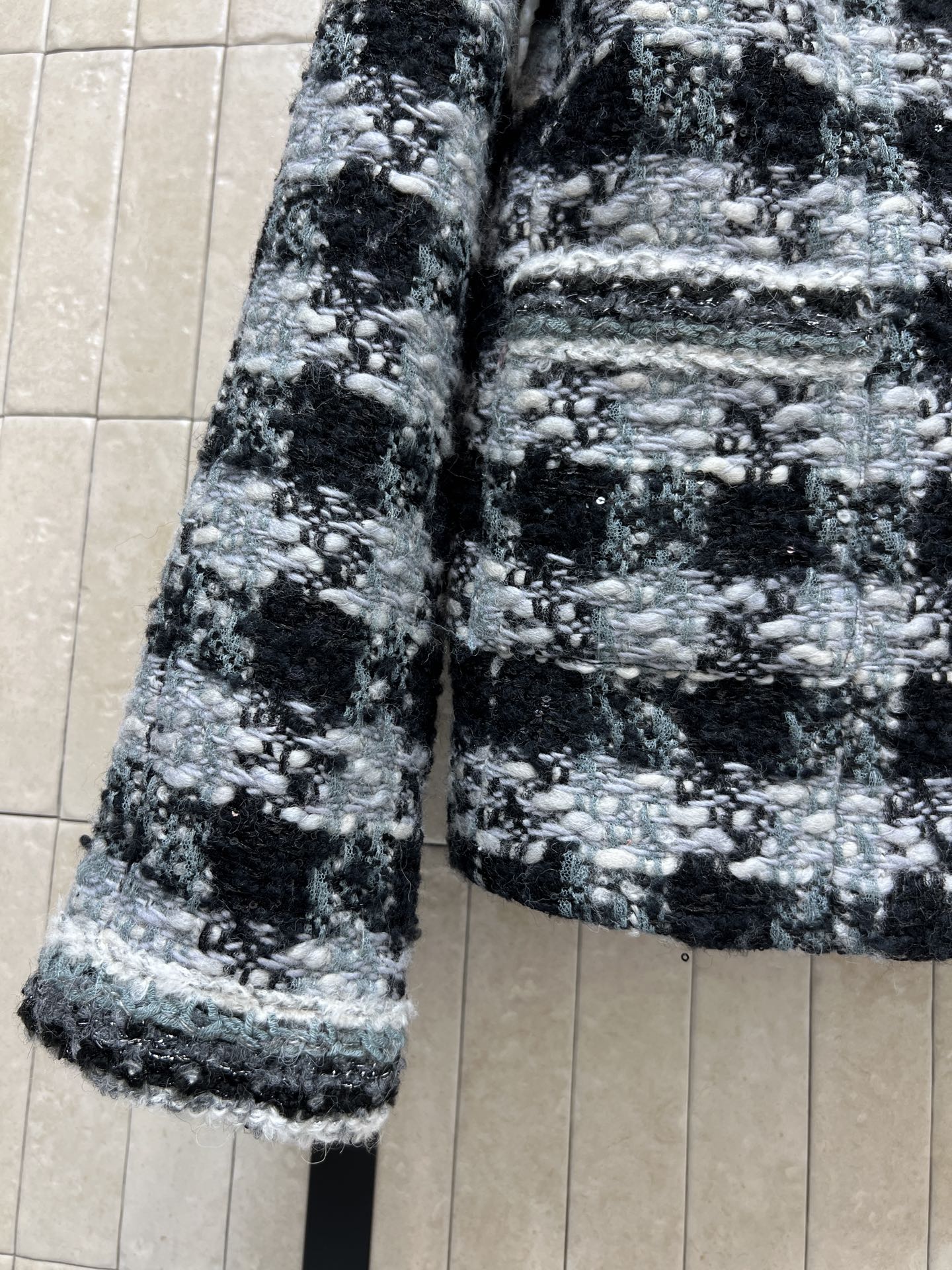 小香家 25秋冬新款 粗花呢格纹外套 经典粗花呢材质 格纹设计复古又时髦 上身可甜可飒 满满气质感 编织