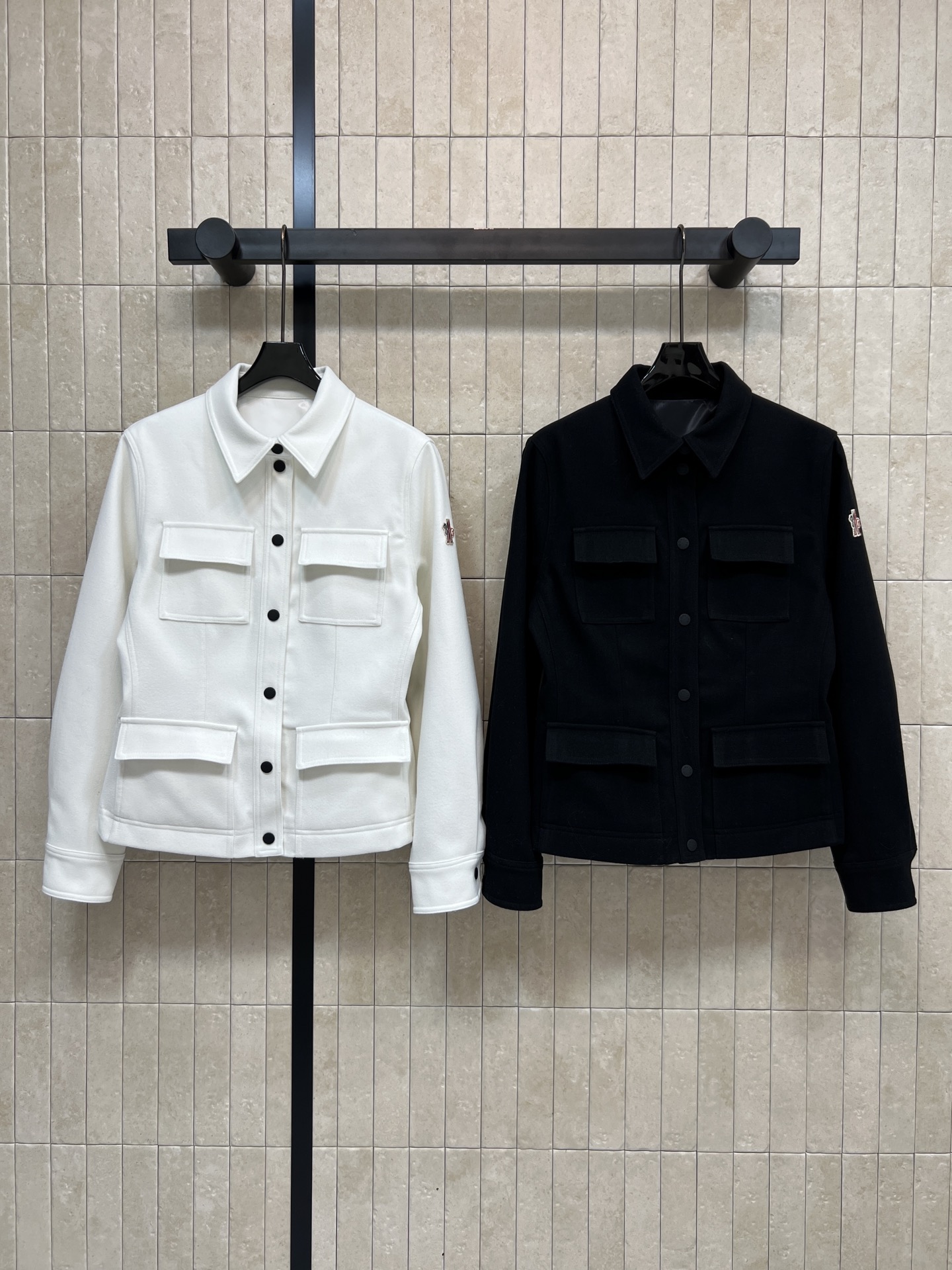 NO:622011,MO Home 25 new autumn and winter four-pocket shirt jacket. Slightly slim fit + single-breasted design. Simple and functional. High-quality fabric. Soft and comfortable. Suitable for spring and autumn. Four pockets on the chest enhance the sense of hierarchy. Brand embroidered logo on cuffs. Perfect details. Can be easily used for daily commuting or outdoors. Fashionable and practical!  Two colors and three sizes S M L,,jackets & coats,shirts,alexander wang19860909MO家 25秋冬新款 四口袋衬衫外套 微修身剪裁+单排扣设计 简约又有功能性 高品质面料 柔软舒适 春秋穿超合适 胸前四口袋提升层次感 袖口有品牌刺绣logo 细节满分 日常通勤或户外都能轻松驾驭 时尚又实用！两色三码 S M L,,jackets & coats,shirts,alexander wang,Women's clothing