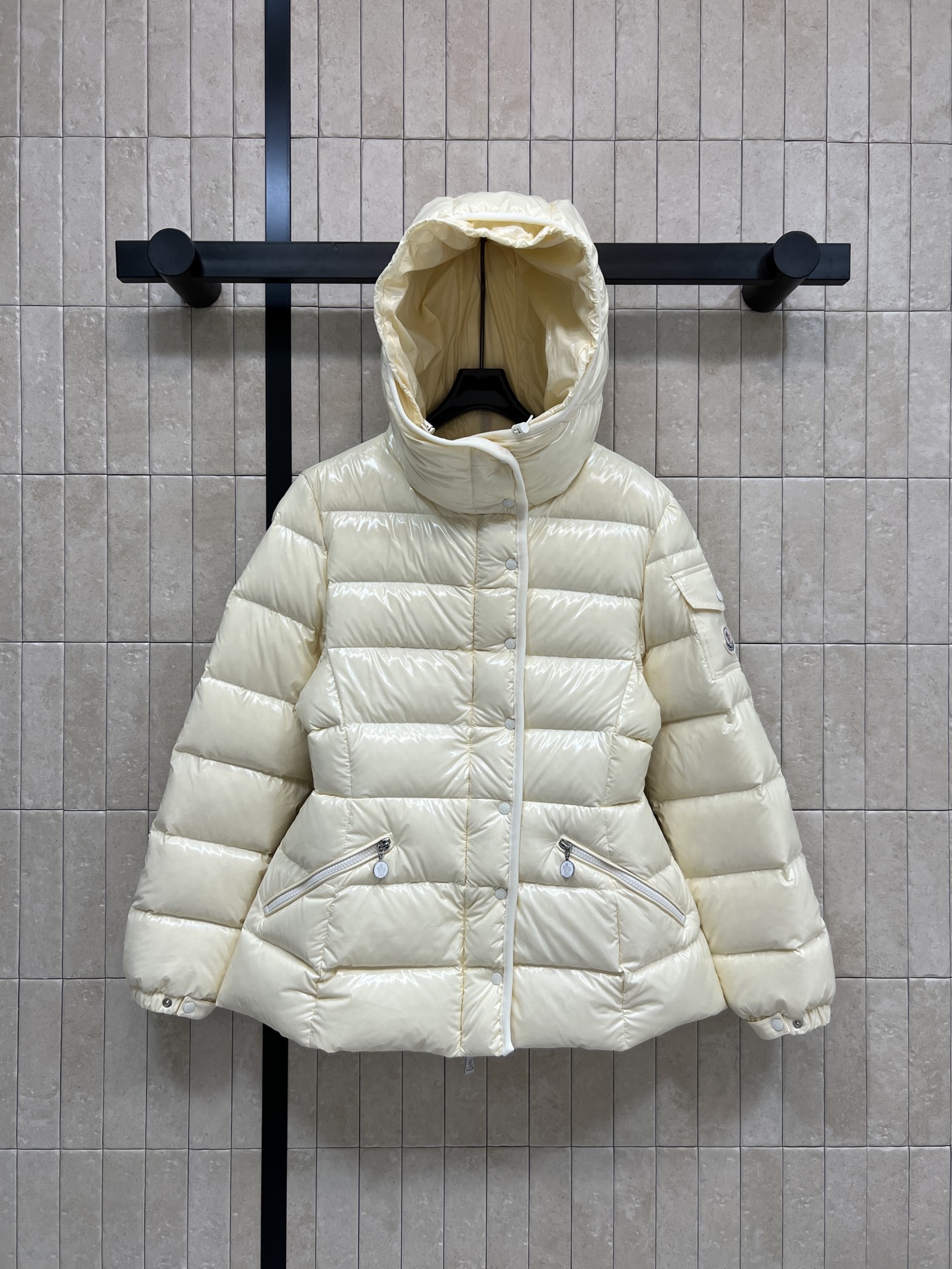 NO:622021,Equipped with dust bag MO Home 25 new autumn and winter style Small waist hooded down jacket makes you look slimmer and taller Hooded waist version Iconic waist design Split body proportions to keep warm, practical and fashionable to reduce age The patch badges on the sleeves are embellished with national standard 90 white goose down filling, perfect for warmth!  The outer layer of pearlescent nylon is easy to clean and can be cleaned with a wipe. Available in cream white, cherry blossom pink and black. Short hooded design looks slim and fashionable. A must-have for autumn and winter!  Three colors 0123,,down jacket,hats,alexander wang19860909配防尘袋MO家 25秋冬新款 小蛮腰连帽羽绒服 显瘦显高绝绝子 连帽收腰版型 标志性收腰设计 分割身材比例保暖实穿洋气减龄 袖子上贴布徽章点缀 国标90白鹅绒填充 保暖力满分！外层珠光尼龙 易清洁 湿巾一擦就搞定 奶油白、樱花粉 黑色可选 短款连帽设计 显瘦又时髦 秋冬穿搭必备！三色 0123,,down jacket,hats,alexander wang,Women's clothing