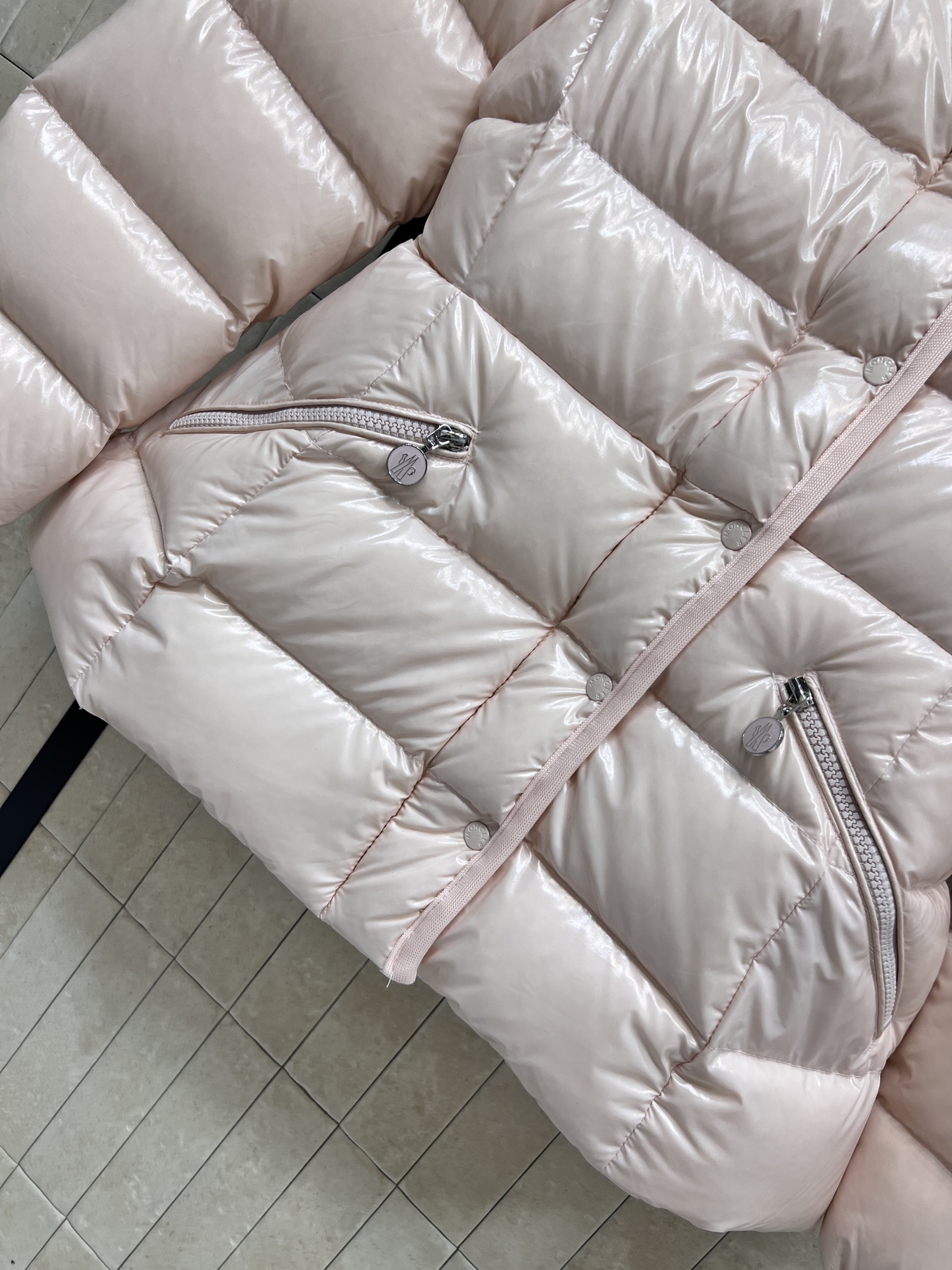 MO家 25秋冬新款 小蛮腰连帽羽绒服 显瘦显高绝绝子 连帽收腰版型 标志性收腰设计 分割身材比例保暖实