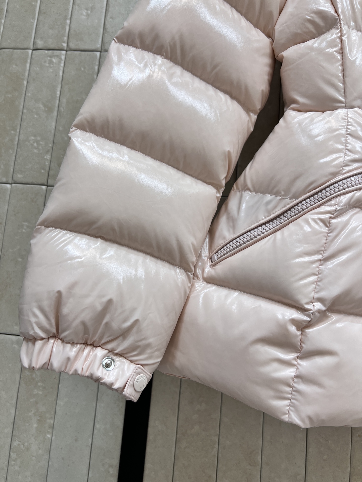 MO家 25秋冬新款 小蛮腰连帽羽绒服 显瘦显高绝绝子 连帽收腰版型 标志性收腰设计 分割身材比例保暖实