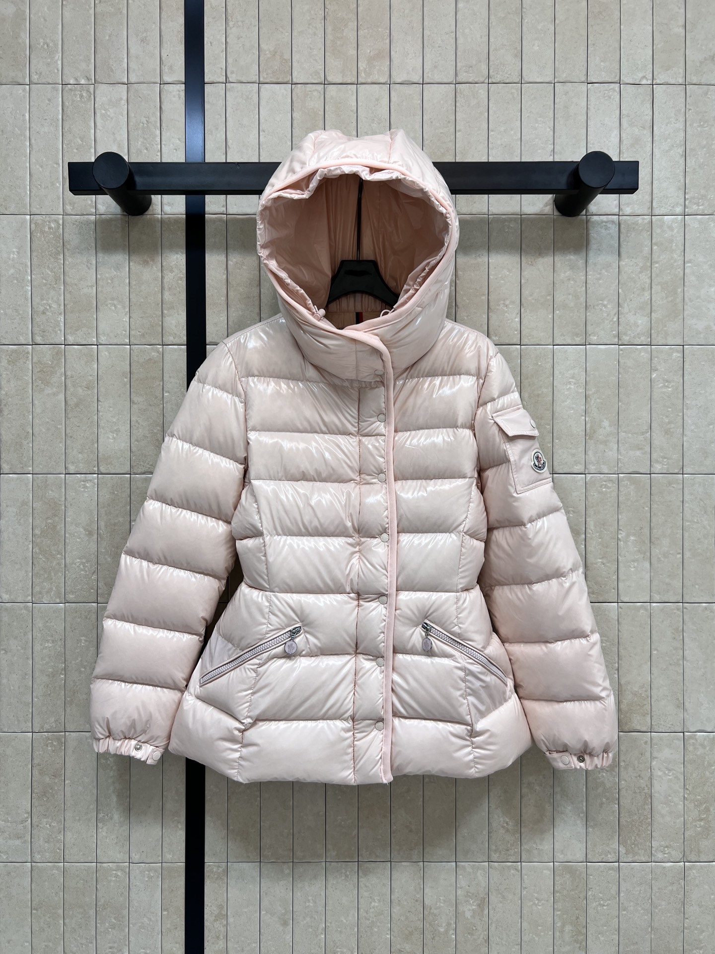 NO:622041,Equipped with dust bag MO Home 25 new autumn and winter style Small waist hooded down jacket makes you look slimmer and taller Hooded waist version Iconic waist design Split body proportions to keep warm, practical and fashionable to reduce age The patch badges on the sleeves are embellished with national standard 90 white goose down filling, perfect for warmth!  The outer layer of pearlescent nylon is easy to clean and can be cleaned with a wipe. Available in cream white, cherry blossom pink and black. Short hooded design looks slim and fashionable. A must-have for autumn and winter!  Three colors 0123,,down jacket,hats,alexander wang19860909配防尘袋MO家 25秋冬新款 小蛮腰连帽羽绒服 显瘦显高绝绝子 连帽收腰版型 标志性收腰设计 分割身材比例保暖实穿洋气减龄 袖子上贴布徽章点缀 国标90白鹅绒填充 保暖力满分！外层珠光尼龙 易清洁 湿巾一擦就搞定 奶油白、樱花粉 黑色可选 短款连帽设计 显瘦又时髦 秋冬穿搭必备！三色 0123,,down jacket,hats,alexander wang,Women's clothing