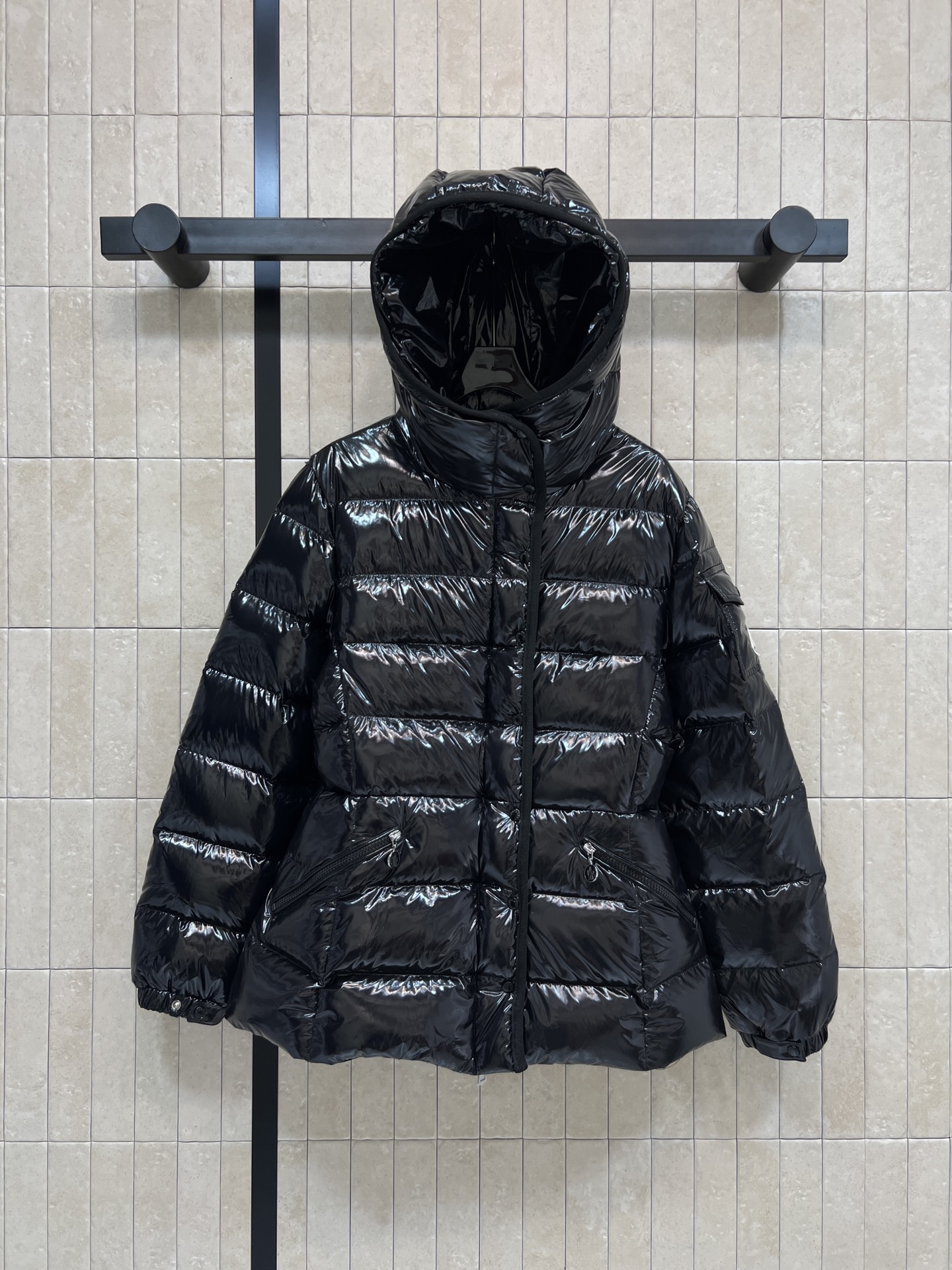 NO:622031,Equipped with dust bag MO Home 25 new autumn and winter style Small waist hooded down jacket makes you look slimmer and taller Hooded waist version Iconic waist design Split body proportions to keep warm, practical and fashionable to reduce age The patch badges on the sleeves are embellished with national standard 90 white goose down filling, perfect for warmth!  The outer layer of pearlescent nylon is easy to clean and can be cleaned with a wipe. Available in cream white, cherry blossom pink and black. Short hooded design looks slim and fashionable. A must-have for autumn and winter!  Three colors 0123,,down jacket,hats,alexander wang19860909配防尘袋MO家 25秋冬新款 小蛮腰连帽羽绒服 显瘦显高绝绝子 连帽收腰版型 标志性收腰设计 分割身材比例保暖实穿洋气减龄 袖子上贴布徽章点缀 国标90白鹅绒填充 保暖力满分！外层珠光尼龙 易清洁 湿巾一擦就搞定 奶油白、樱花粉 黑色可选 短款连帽设计 显瘦又时髦 秋冬穿搭必备！三色 0123,,down jacket,hats,alexander wang,Women's clothing