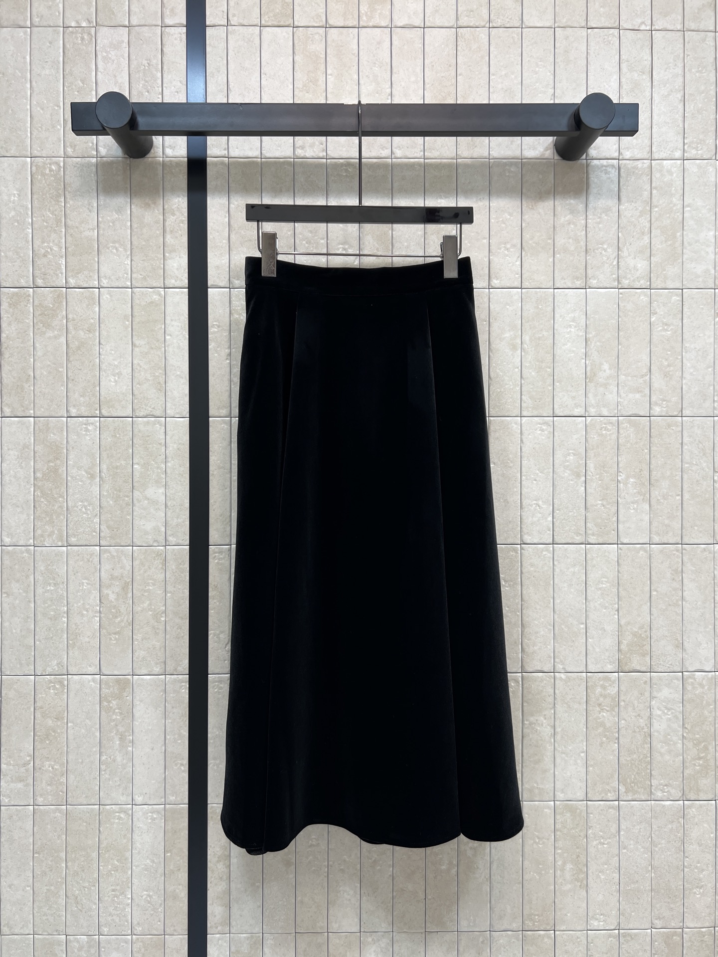 NO:622012,Djia 25 new autumn and winter style black velvet A-line skirt, high waist design + loose pleated A-line version, slim and versatile!  A must-have for autumn and winter commuting!  Customized velvet fabric has its own luster and is super high-end. The upper body is full of aura and fashion. Pair it with a velvet suit jacket from the same series. The upper body is elegant and generous. It has a French retro atmosphere. It is suitable for formal occasions or high-end banquets. Pair it with high heels and a clutch bag to fully open up your aura!  Four sizes in one color S-M-L-XL,,dior,high heels,handbag,skirts,jackets & coats,business suit,alexander wang19860909D家 25秋冬新款 黑色丝绒A字半身裙 高腰设计+宽松压褶A字版型 显瘦又百搭！ 秋冬通勤必备！定制丝绒面料自带光泽感 超级显高级 上身就是满满的气场和时髦感 搭配同系列丝绒西装外套 一套上身优雅大方 法式复古氛围感拉满 适合正式场合或高端宴会 搭配高跟鞋和手拿包 气场全开！一色四码 S-M-L-XL,,dior,high heels,handbag,skirts,jackets & coats,business suit,alexander wang,Women's clothing