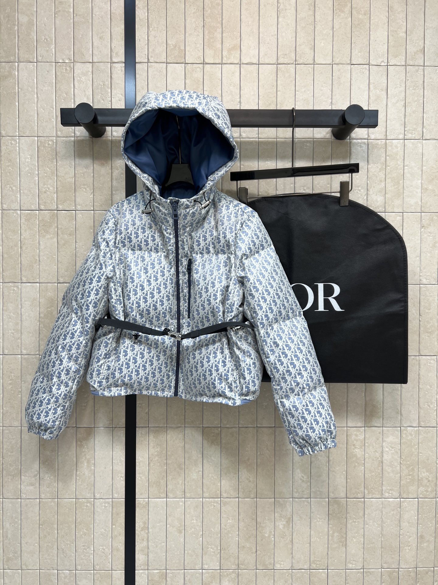 NO:622051,Comes with dust bag D Home 25 new style Presbyopic jacquard hooded short down jacket The jacket has a square fit Short bread down jacket High quality down filling Excellent thermal insulation Very suitable for autumn and winter Adjustable belt design Modifies the body shape and has a sense of hierarchy The classic D-shaped presbyopic pattern is durable and fashionable and will never go out of style The classic short version integrated with modern design is a must-have tall and warm artifact for autumn and winter Two colors and four sizes Size/S-M-L-  XL,,dior,jackets & coats,down jacket,hats,alexander wang19860909配防尘袋D家 25秋冬新款 老花提花连帽短款羽绒服 外套呈方正版型 面包短款羽绒服 高品质羽绒填充 保暖力满分 秋冬穿超合适 可调节腰带设计 修饰身形又有层次感 经典的D字老花耐看时髦永不过时 融合现代设计的经典短款版型秋冬必备显高保暖神器 两色四码 Size/S-M-L- XL,,dior,jackets & coats,down jacket,hats,alexander wang,Women's clothing