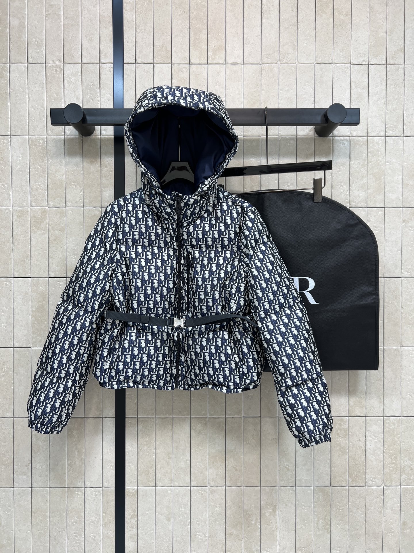 NO:622055,Comes with dust bag D Home 25 new style Presbyopic jacquard hooded short down jacket The jacket has a square fit Short bread down jacket High quality down filling Excellent thermal insulation Very suitable for autumn and winter Adjustable belt design Modifies the body shape and has a sense of hierarchy The classic D-shaped presbyopic pattern is durable and fashionable and will never go out of style The classic short version integrated with modern design is a must-have tall and warm artifact for autumn and winter Two colors and four sizes Size/S-M-L-  XL,,dior,jackets & coats,down jacket,hats,alexander wang19860909配防尘袋D家 25秋冬新款 老花提花连帽短款羽绒服 外套呈方正版型 面包短款羽绒服 高品质羽绒填充 保暖力满分 秋冬穿超合适 可调节腰带设计 修饰身形又有层次感 经典的D字老花耐看时髦永不过时 融合现代设计的经典短款版型秋冬必备显高保暖神器 两色四码 Size/S-M-L- XL,,dior,jackets & coats,down jacket,hats,alexander wang,Women's clothing