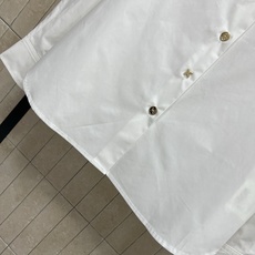 L家 26春夏新款 金属扣饰翻领白衬衫 白衬衫给人一种干净随意的感觉 底下随便搭配一条黑色阔腿裤巨简单时 L家 26春夏新款 金属扣饰翻领白衬衫 白衬衫给人一种干净随意的感觉 底下随便搭配一条黑色阔腿裤巨简单时