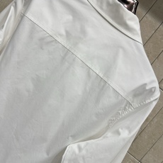 L家 26春夏新款 金属扣饰翻领白衬衫 白衬衫给人一种干净随意的感觉 底下随便搭配一条黑色阔腿裤巨简单时 L家 26春夏新款 金属扣饰翻领白衬衫 白衬衫给人一种干净随意的感觉 底下随便搭配一条黑色阔腿裤巨简单时