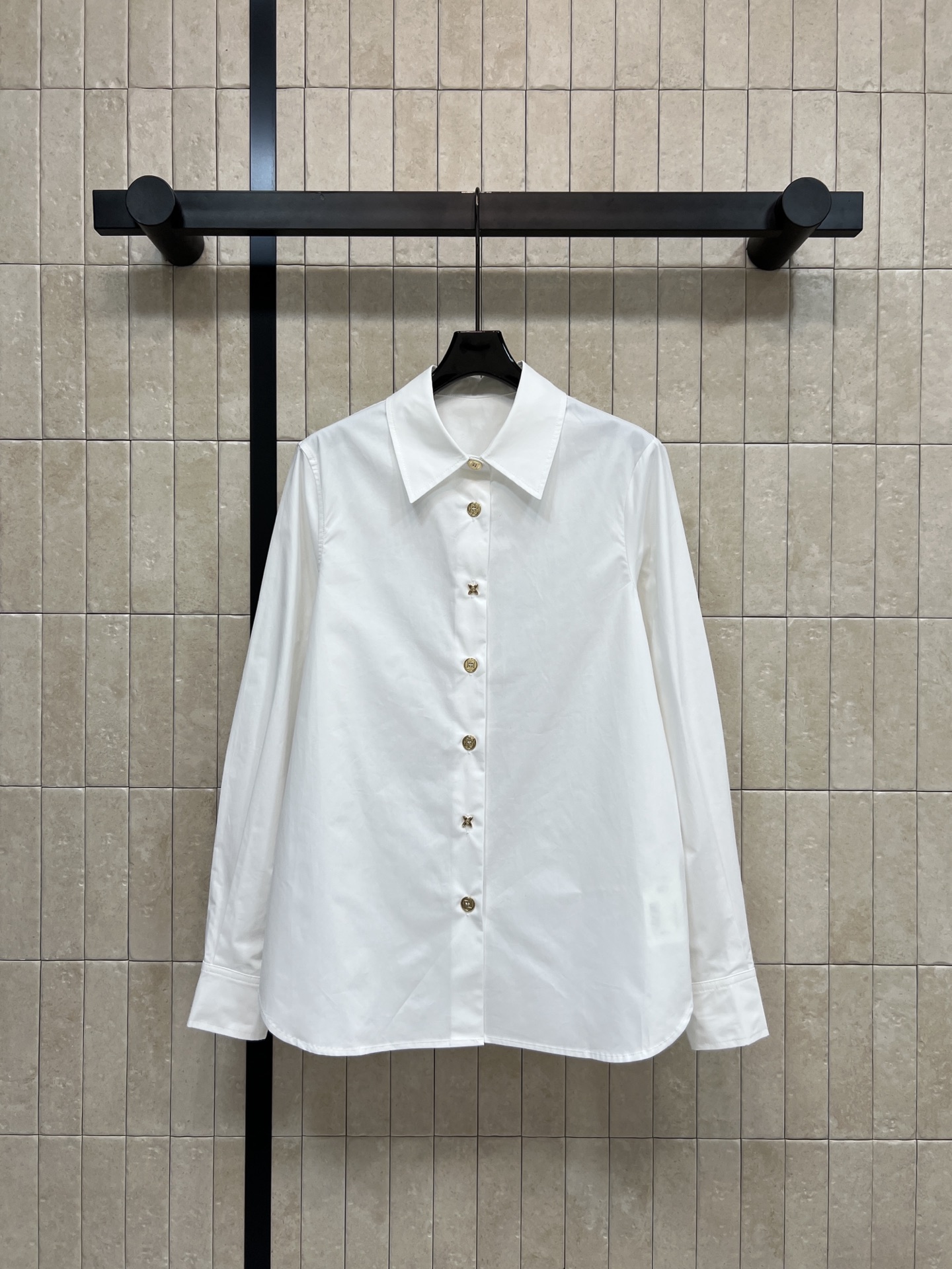 NO:622017,L's 26 spring and summer new style white shirt with metal buckle lapel. The white shirt gives people a clean and casual feeling. Pair it with a pair of black wide-leg pants, it is simple, fashionable and high-end!! The basic version is versatile and not picky. The embellishment of metal buckles is unique and eye-catching. It is very fashionable when layered with a vest jacket. It is an indispensable item in the wardrobe. It can be easily used for daily commuting. Simple and high-end!  Four sizes in one color Size/S-M-L- XL,,louis vuitton,jackets & coats,shirts,alexander wang19860909L家 26春夏新款 金属扣饰翻领白衬衫 白衬衫给人一种干净随意的感觉 底下随便搭配一条黑色阔腿裤巨简单时髦又高级!! 基础版型百搭不挑人 金属扣饰的点缀 别致吸睛 叠穿个马甲外套就很时髦 衣柜里绝不可少的单品 通勤日常都能轻松驾驭 简约又高级！一色四码Size/S-M-L- XL,,louis vuitton,jackets & coats,shirts,alexander wang,Women's clothing