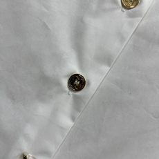 L家 26春夏新款 金属扣饰翻领白衬衫 白衬衫给人一种干净随意的感觉 底下随便搭配一条黑色阔腿裤巨简单时 L家 26春夏新款 金属扣饰翻领白衬衫 白衬衫给人一种干净随意的感觉 底下随便搭配一条黑色阔腿裤巨简单时