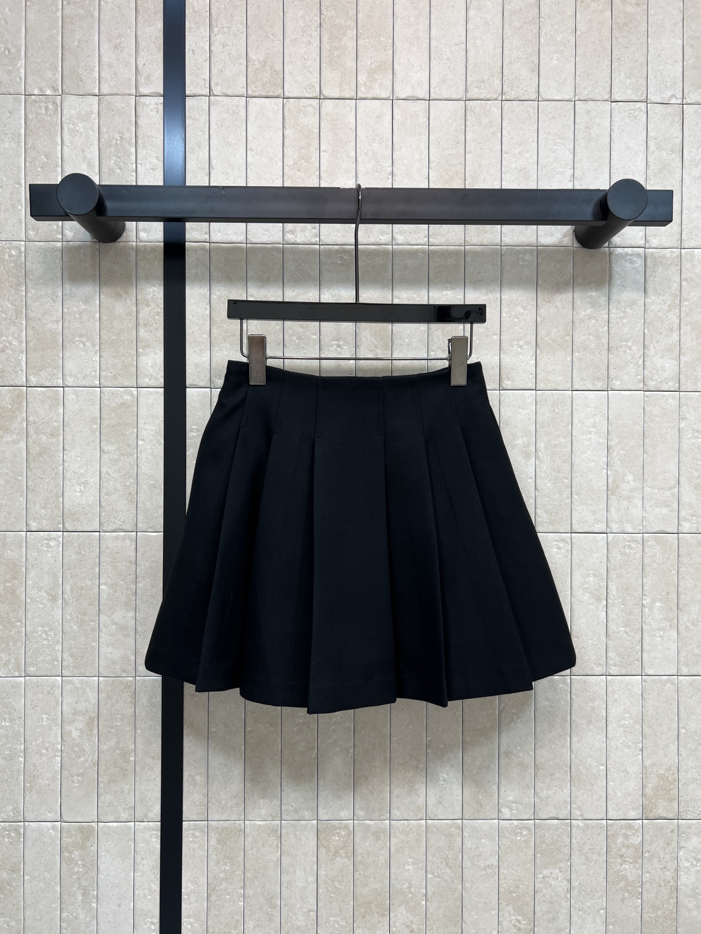 NO:622027,L Home's 26 spring and summer new style high-waisted pleated short skirt. Made of crisp suit fabric. The pleats are neat and not easy to deform. It is comfortable to wear and not tight. The high-waist design lengthens the proportion of the legs. It makes the legs longer and slimmer. It is friendly to all body types!  College style, full of age-reducing feeling. Whether paired with a shirt or a sweater, you can easily create a vigorous daily look. One color and four sizes. Size/S-M-L- XL,,skirts,shirts,business suit,alexander wang19860909L 家 26春夏新款 高腰百褶短裙 采用挺括西装面料 褶皱利落不易变形 穿着舒适不紧绷高腰设计拉长腿部比例 显腿长又显瘦 对各种身材都很友好！学院风、减龄感满满 无论搭配衬衫还是针织衫 都能轻松打造元气日常look愈 一色四码Size/S-M-L- XL,,skirts,shirts,business suit,alexander wang,Women's clothing