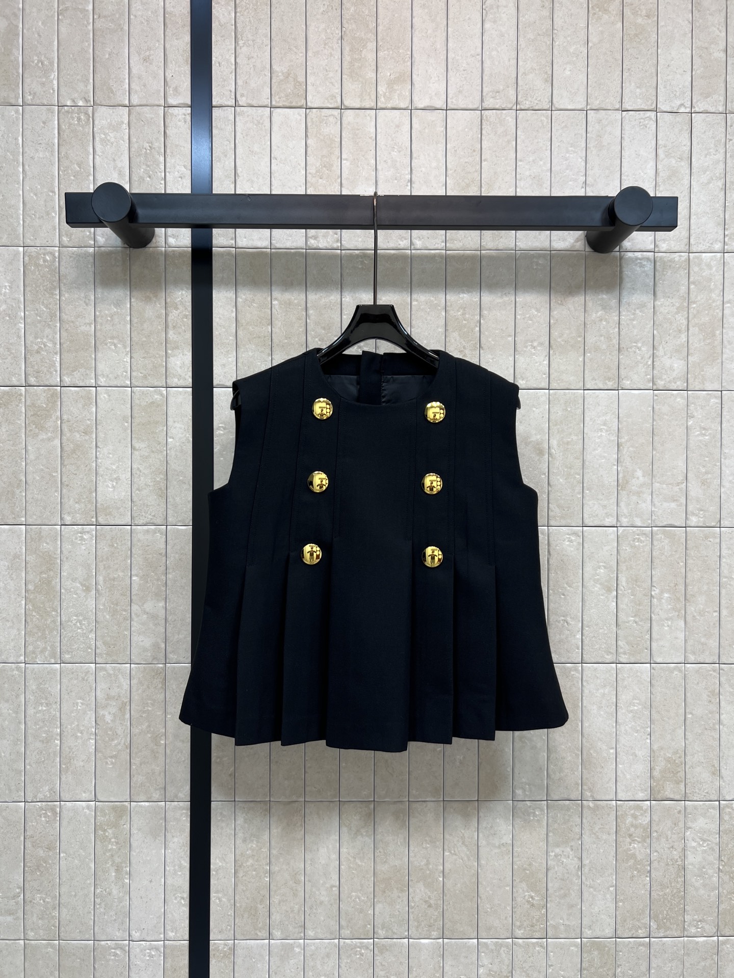 NO:622032,L's 26 spring and summer new style, pleated gold buckle decorated waistcoat, black suit fabric + metal logo double-breasted buttons, exquisite and classy, ​​round neck, sleeveless short design, pleated hem design, full of layers, slim fit and super showing body curves! Sleeveless design, suitable for layering or wearing alone in spring and autumn. Easily achieve elegant retro style ~ high-end texture. Pair with skirts or trousers from the same series. The luxurious style can be worn directly. Four sizes in one color. SMLXL, louis vuitton, skirts, business suit, alexander wang19860909L家 26春夏新款 百褶金扣装饰马甲 黑色西装面料+金属logo双排扣 精致又有辦识度 圆领无袖短款设计 下摆百褶设计 层次感满满 修身剪裁超显身材曲线！无袖设计 春秋叠穿或单穿都很OK 优雅复古风轻松拿捏~高端质感 搭配同系列半裙或裤装 贵气千金风直接拉满 一色四码 SMLXL,,louis vuitton,skirts,business suit,alexander wang,Women's clothing