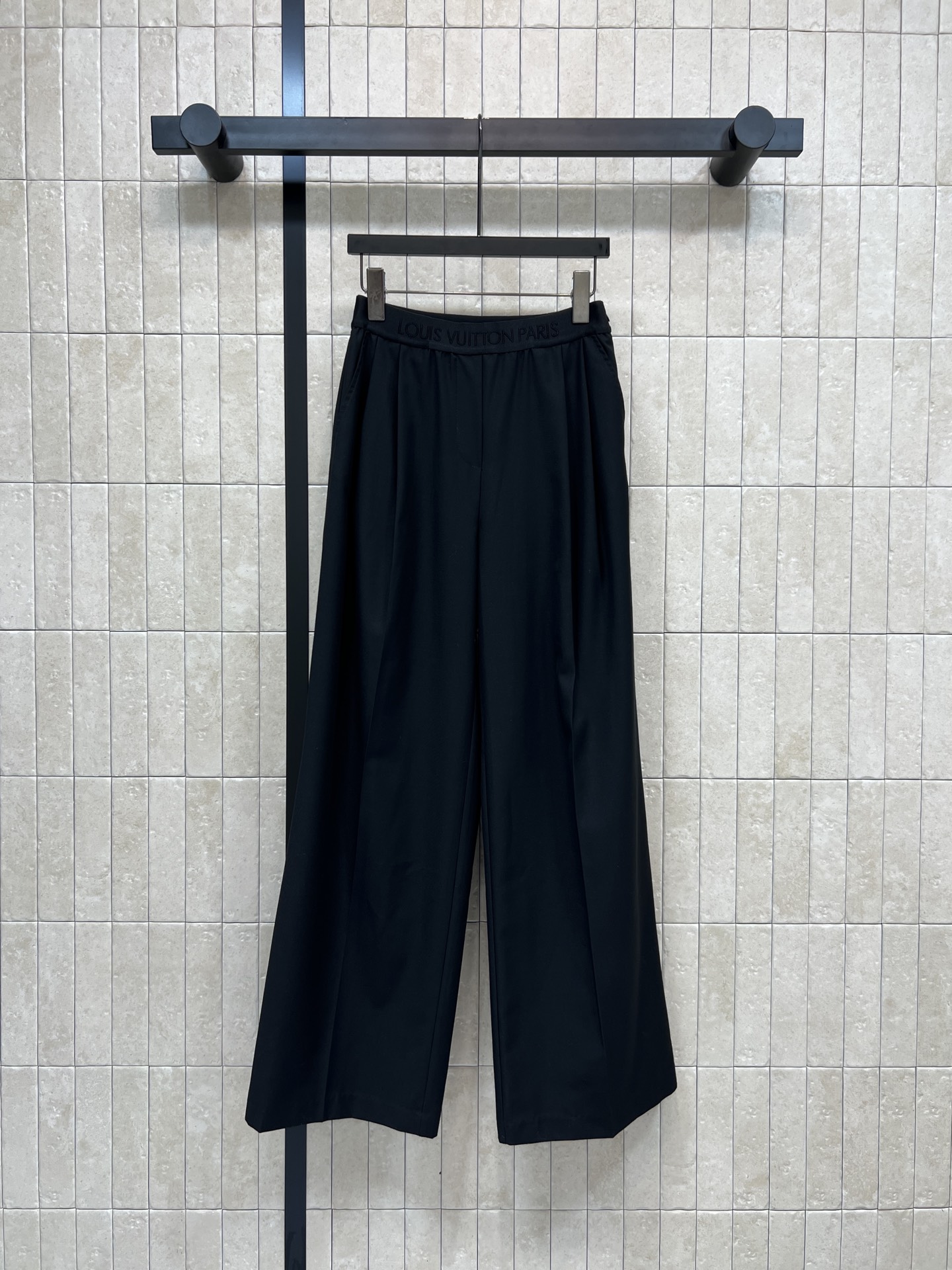 NO:622047,L's new spring and summer 26 logo elastic waist wide-leg pants are similar to suit fabrics but are thinner and more comfortable. They sway as much as possible while walking to maximize the intellectual elegance of women. The waist is embellished with elastic waist and logo. Black is super slim and versatile. You can't go wrong with any item. It covers the flesh and looks slim. It visually lengthens the proportion of the legs. Choosing the right item doubles the temperament. It can be easily controlled whether commuting or leisure. It is very fashionable with short tops or shirts. Four sizes in one color Size/S-M-L-  XL,,louis vuitton,shirts,business suit,alexander wang19860909L家 26春夏新款 logo松紧腰阔腿裤 类似西装面料 但更轻薄舒适 走路间摇曳尽限女性知性优雅魅力 腰间织带松紧腰Logo点缀 黑色超级显瘦百搭 任何单品搭配都不会出错 遮肉显瘦 视觉拉长腿部比例 单品选对 气质翻倍 无论通勤还是休闲都能轻松驾驭 搭配短款上衣或衬衫都很时髦 一色四码 Size/S-M-L- XL,,louis vuitton,shirts,business suit,alexander wang,Women's clothing