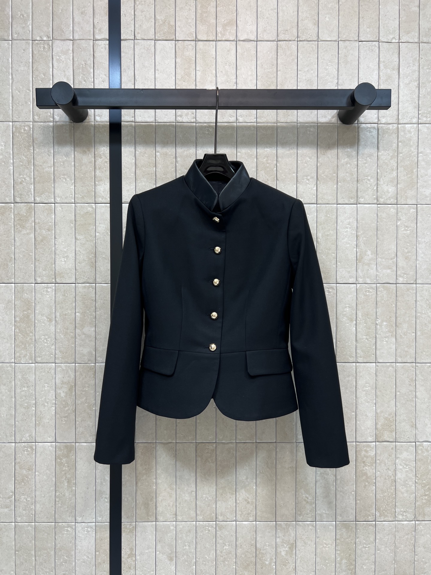 NO:622057,L's 26 spring and summer new style Leather stand-up collar slim fit suit jacket Black three-dimensional tailoring slim fit suit has an elegant and calm charm of a petite woman Shows the graceful figure of a woman The fabric is crisp and stylish Comfortable to wear Spliced leather stand-up collar design Customized logo metal buttons embellished with perfect details Short slim design to modify the body It goes well with dresses or high-waisted pants Exquisite and elegant simple style Endurable and elegant A must-have item for commuting and partying Four sizes in one color Size/S-M-L-  XL,,louis vuitton,skirts,jackets & coats,business suit,alexander wang19860909L家 26春夏新款 皮革立领修身西装外套 黑色立体剪裁修身西装 很有小女人优雅沉稳韵味 展现女性曼妙身姿 面料挺括有型 穿着舒适 拼接皮革立领设计 定制logo金属纽扣点缀 细节满分 短款修身设计修饰身形 搭配连衣裙或高腰裤都很出彩 精致优雅简约款 耐看大气 通勤聚会必备单品 一色四码Size/S-M-L- XL,,louis vuitton,skirts,jackets & coats,business suit,alexander wang,Women's clothing