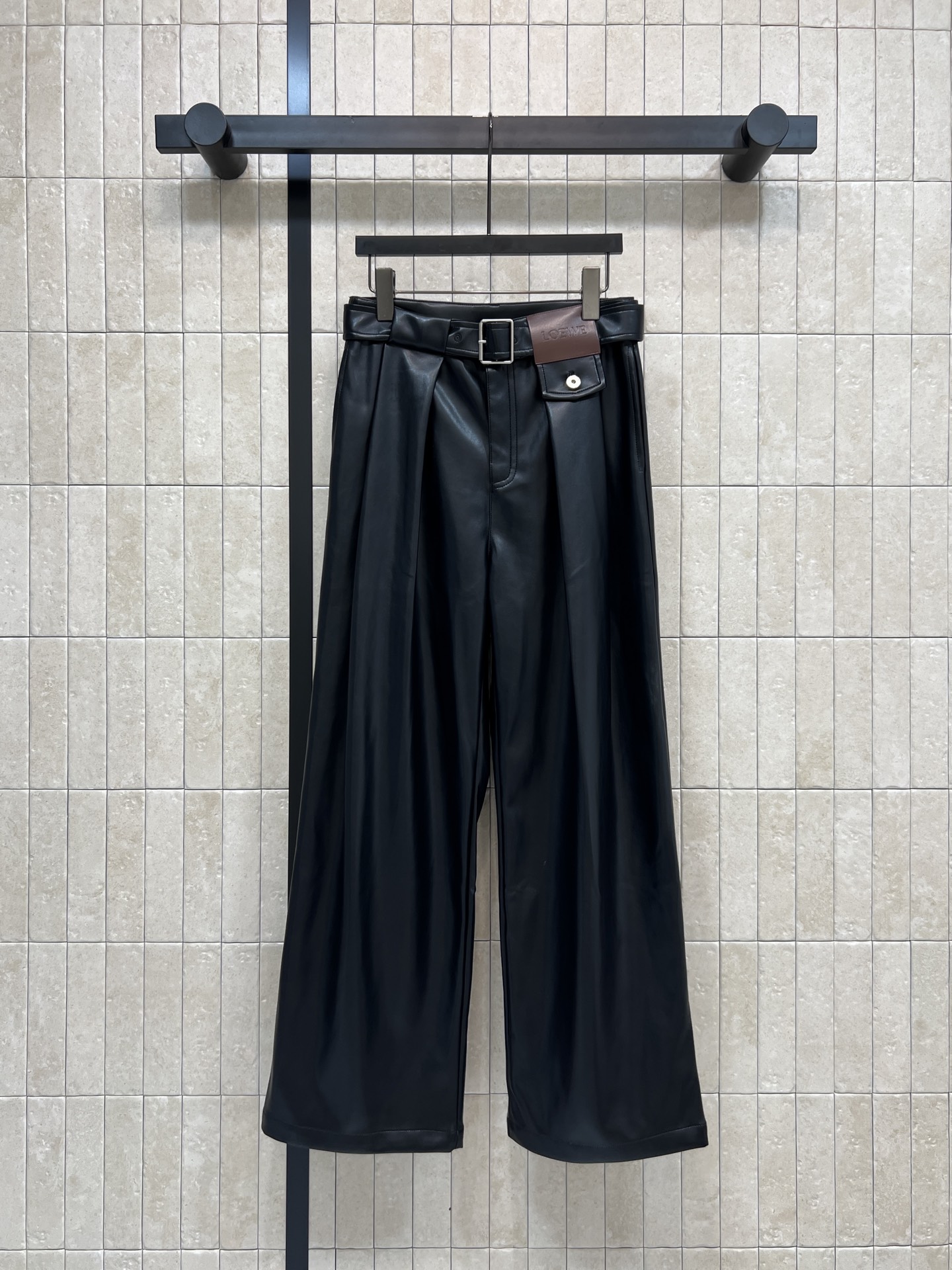 NO:623106,LW's 25 new autumn and winter high-waisted wide-leg leather pants are made of PU leather with a smooth and shiny surface and perfect drape!  High-waisted + wide-leg design makes the legs look slimmer. Suitable for a variety of body types. The waist is adjustable with a metal buckle and belt. Full of details. Practical and fashionable. A must-have for autumn and winter. It can be easily worn in cool or sweet style. It is suitable for daily commuting and casual occasions. Pair it with short boots or sports shoes to fully enhance your aura!  One color three codes,,boots,sneakers,alexander wang19860909LW家 25秋冬新款 高腰阔腿皮裤 采用PU皮革 表面光滑有光泽 垂坠感满分！高腰+宽腿设计 修饰腿型超显瘦 适合多种身材 腰部金属扣腰带调节 细节感拉满 实用又时髦 秋冬穿搭必备 无论酷飒还是甜酷风都能轻松驾驭~日常通勤、休闲场合都很OK 搭配短靴或运动鞋 气场直接拉满！ 一色三码,,boots,sneakers,alexander wang,Women's clothing