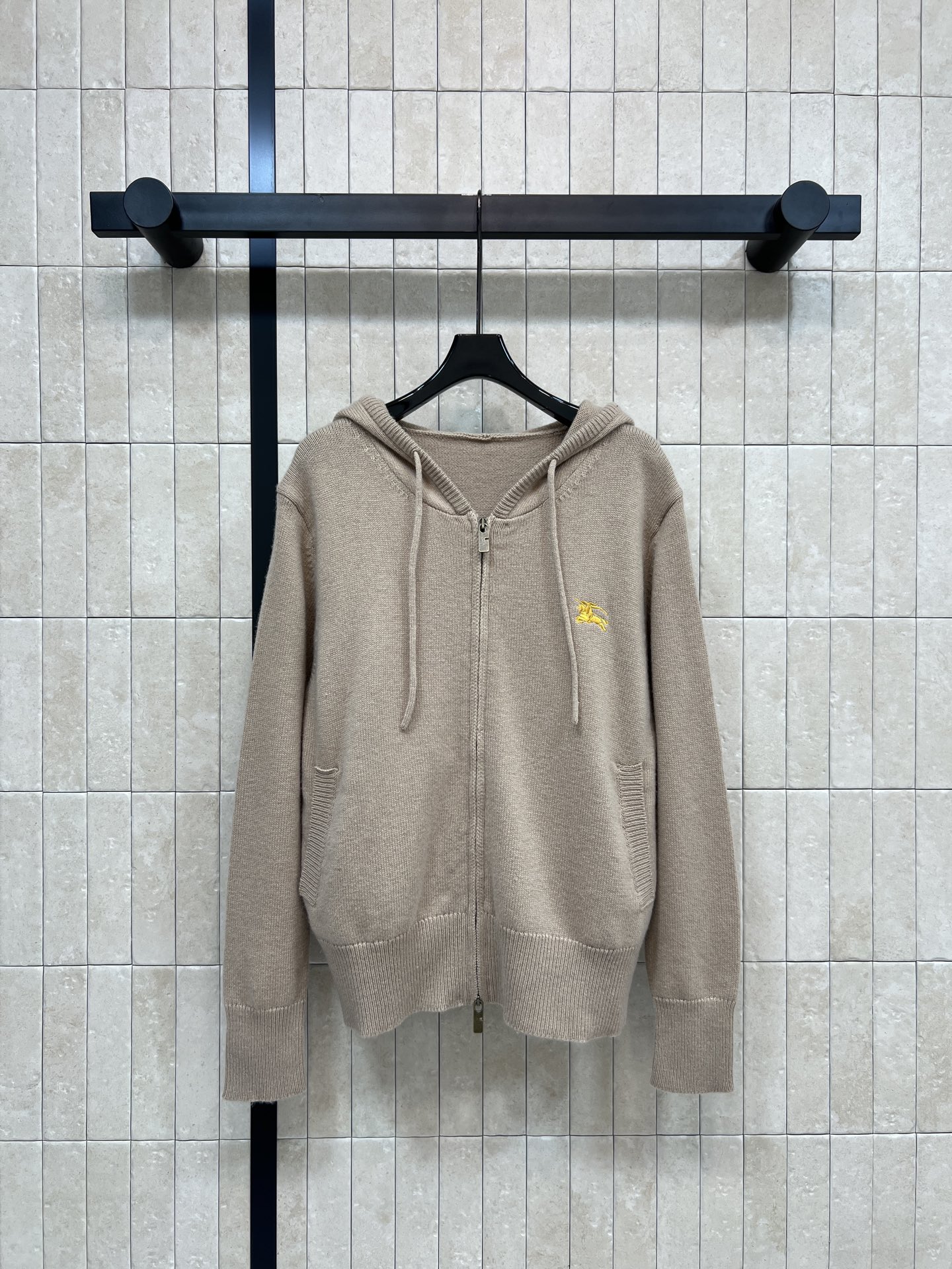 NO:623113,BUR's 25 new autumn and winter models, camel hooded knitted jacket, wool knitted fabric, soft and warm, perfect for autumn and winter!  Zipper + hooded design, full casual feel. Classic war horse embroidery on the chest, low-key and recognizable. Loose fit. It goes well with jeans or casual pants. It can be easily worn when commuting or going out~One color and three sizes. SM L,,burberry,jeans,jackets & coats,hats,alexander wang19860909BUR家 25秋冬新款 驼色连帽针织外套 羊毛针织面料 柔软又保暖 秋冬穿超合适！拉链开襟+连帽设计 休闲感满分 胸前经典战马刺绣 低调又有辨识度 宽松版型 搭牛仔裤或休闲裤都很OK,通勤、出街都能轻松驾驭~一色三码 SM L,,burberry,jeans,jackets & coats,hats,alexander wang,Women's clothing