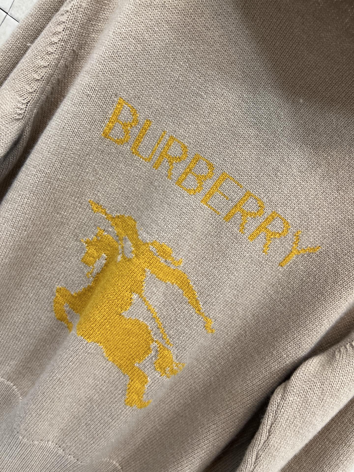 BUR家 25秋冬新款 驼色连帽针织外套 羊毛针织面料 柔软又保暖 秋冬穿超合适！拉链开襟+连帽设计 休