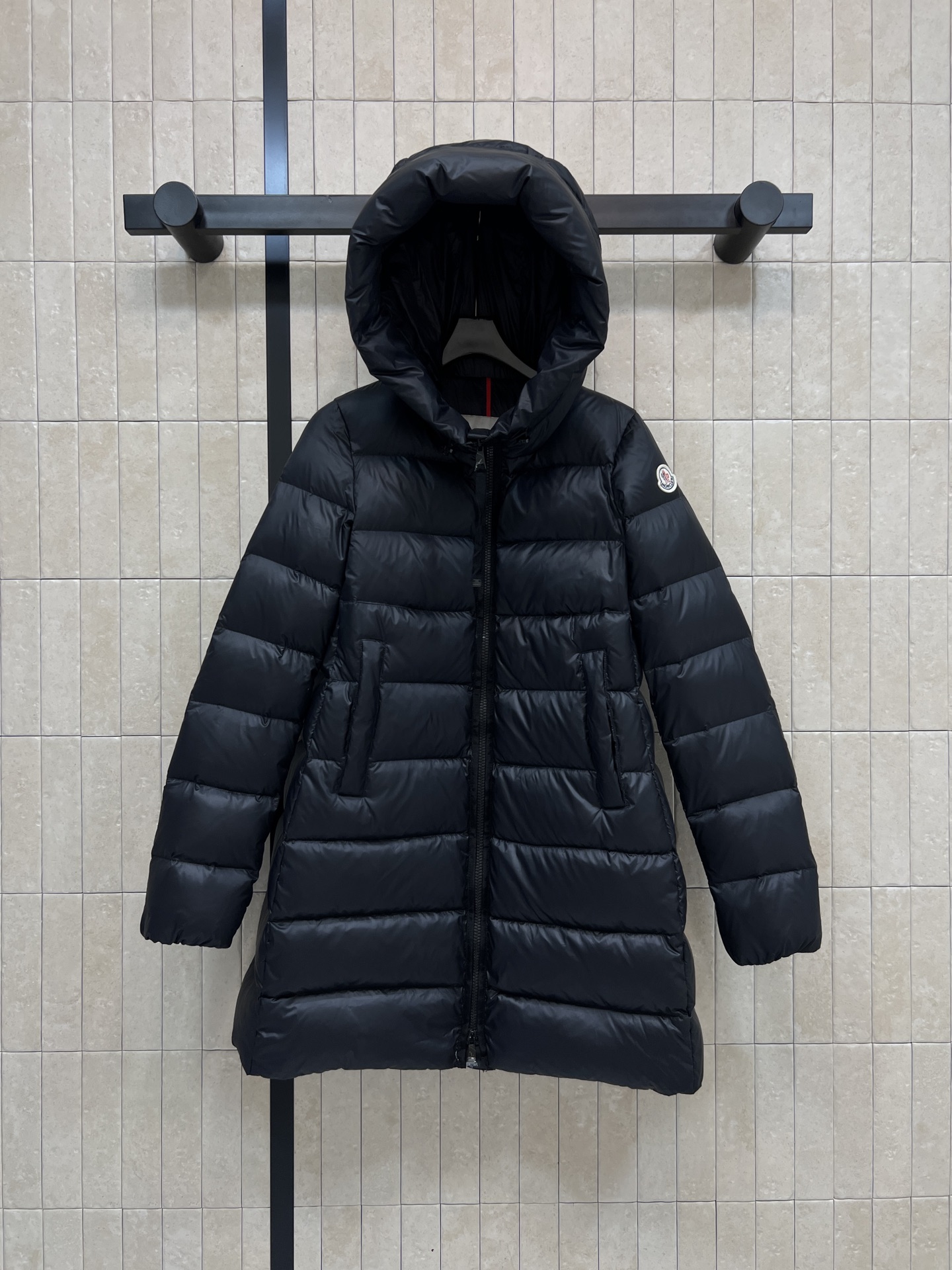 NO:623119,Equipped with dust bag MO Home 25 new autumn and winter mid-length hooded down jacket Loose hooded mid-length version The upper body is slim and versatile Patch badges on the sleeves National standard 90 goose down filling Imported machine stitching and seaming technology The upper body is warm and practical to wear and high-end The must-have down jacket for winter Four sizes in one color Size/0-1-2-3,,down jacket,hats,alexander wang19860909配防尘袋MO家 25秋冬新款 中长款连帽羽绒服 连帽宽松中长款版型 上身显瘦又百搭 袖子上贴布徽章点缀 国标90鹅绒填充 进口机缝压线工艺 上身保暖又实穿高级 冬日必备羽绒服 一色四码Size/0-1-2-3,,down jacket,hats,alexander wang,Women's clothing