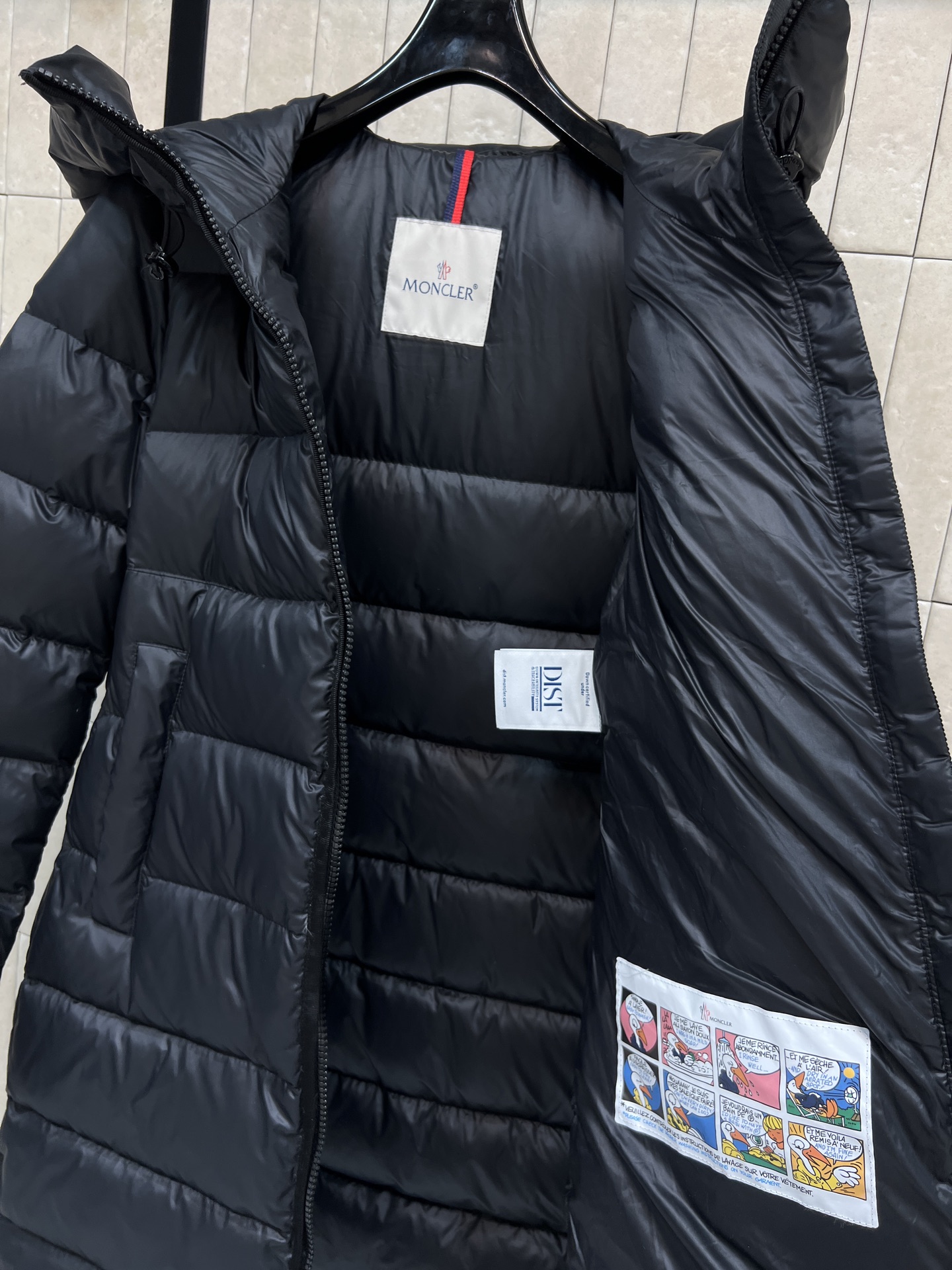 MO家 25秋冬新款 中长款连帽羽绒服  连帽宽松中长款版型 上身显瘦又百搭  袖子上贴布徽章点缀 国标