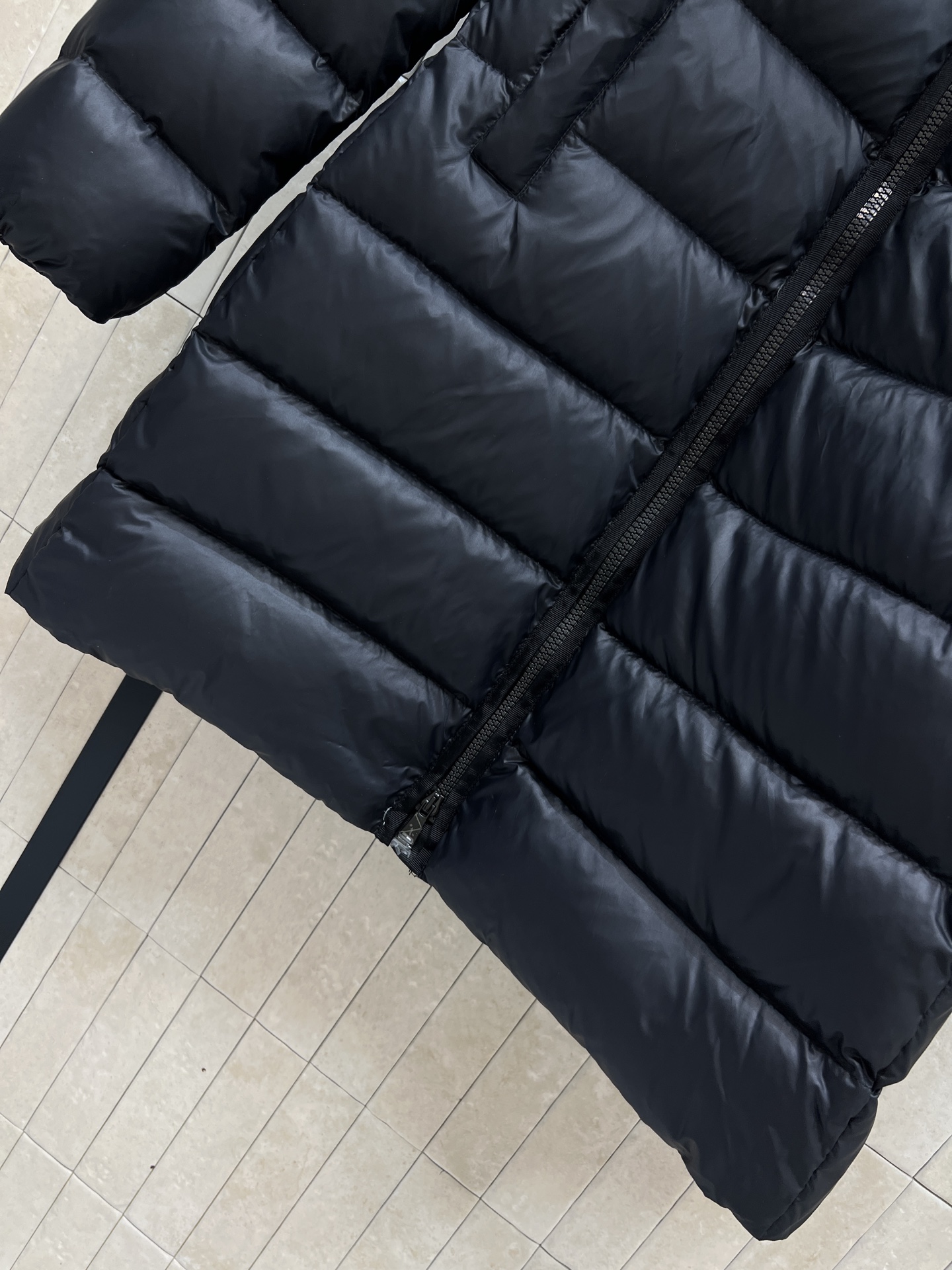 MO家 25秋冬新款 中长款连帽羽绒服  连帽宽松中长款版型 上身显瘦又百搭  袖子上贴布徽章点缀 国标