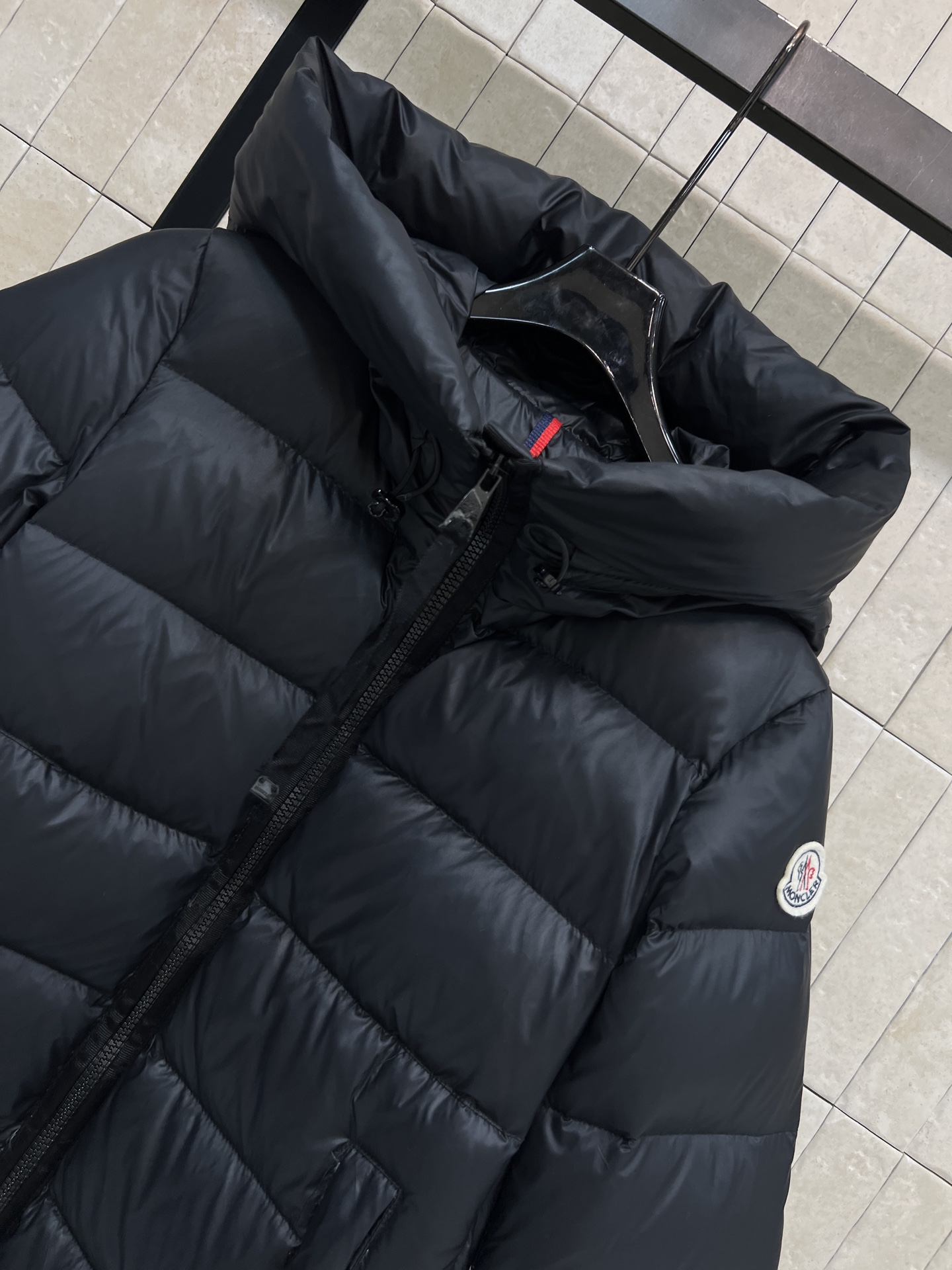 MO家 25秋冬新款 中长款连帽羽绒服  连帽宽松中长款版型 上身显瘦又百搭  袖子上贴布徽章点缀 国标