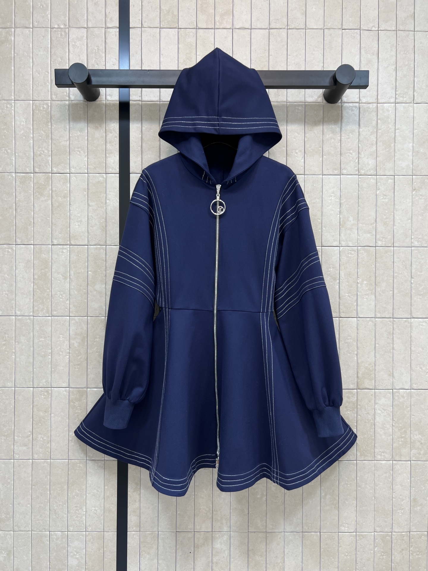 NO:623129,L's new spring and summer 26 nautical series hooded windbreaker, dark blue main tone + white topstitching, full of inspiration!  High-quality pure cotton fabric. Zipper with metal chain and logo round pendant. Super exquisite details. Loose silhouette + hooded design. Casual and practical. The first choice for spring and autumn. Easily create a fashionable and smart look!  Four sizes in one color Size/S-M-L- XL,,louis vuitton,hats,alexander wang19860909L家 26春夏新款 航海系列连帽风衣 深蓝色主调+白色明线 灵感满满！高品质纯棉面料 拉链配金属链条和logo徽标圆形吊坠 细节超精致 宽松廓形+连帽设计 休闲又实用 春秋季节穿搭首选 轻松打造时尚高智感look！一色四码 Size/S-M-L- XL,,louis vuitton,hats,alexander wang,Women's clothing