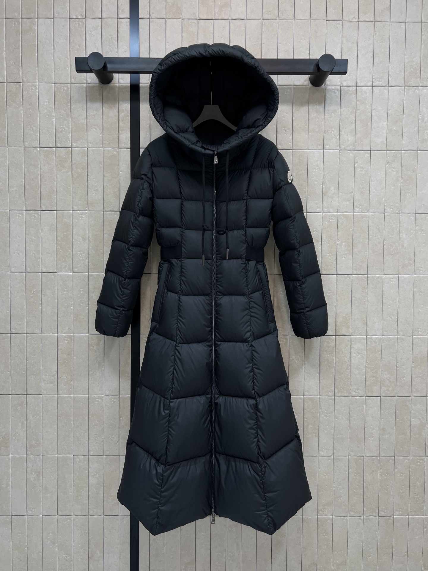 NO:623135,Equipped with dust bag MO Home 25 new autumn and winter hooded waist long down jacket. Filled with high-quality white goose down national standard 90 down. Light and warm. Hooded over the knee length. The waist is elasticated with webbing. The natural waist contour upper body can easily divide the body proportions. The silhouette is visually taller and has long legs. The windproof effect is perfect. You are not afraid of the cold when going out in winter!  Classic and versatile, easy to cope with cold weather, fashionable and practical ~ one color and four sizes Size/0-1-2-3,, down jacket, hats, alexander wang19860909配防尘袋MO家 25秋冬新款 连帽收腰长款羽绒服 采用高品质白鹅绒国标90绒填充 轻盈又保暖 连帽过膝长款 腰间是织带松紧设计 自然收腰轮廓上身轻松分割身材比例 视觉显高大长腿下摆式廓形 防风效果满分 冬天出门不怕冷！经典百搭 轻松应对寒冷天气 时髦又实用~一色四码Size/0-1-2-3,,down jacket,hats,alexander wang,Women's clothing