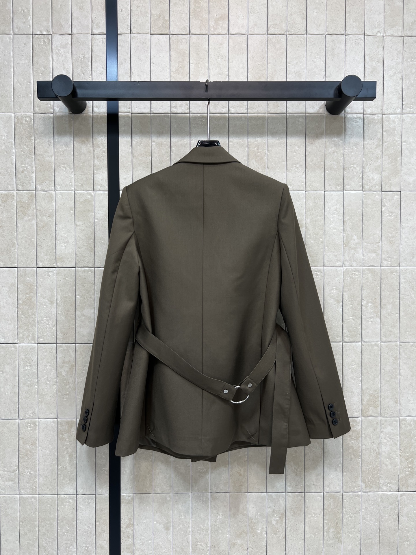 LW家 26春夏新款 腰带装饰西装外套 完美的剪裁 上身版型绝了 职场精英感满满 配有腰带设计 轻松凸显