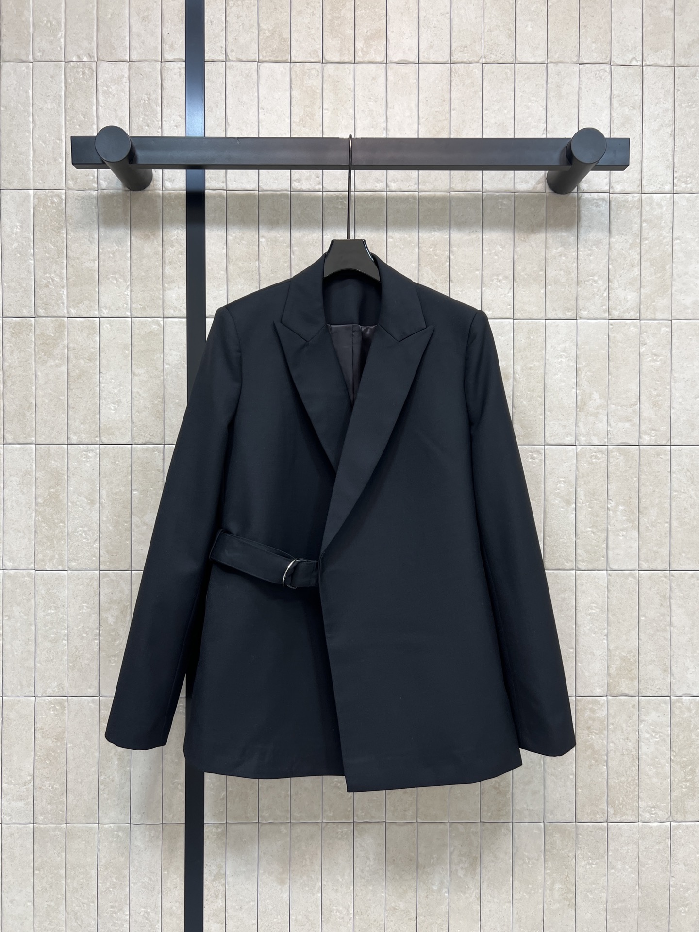 NO:623948,LW's 26 spring and summer new style belt-embellished blazer. Perfect tailoring. The upper body is in great shape. It has a full sense of eliteness in the workplace. It is equipped with a belt design to easily highlight the proportions of the body. It is fashionable and practical. It can be matched with a series of suit pants. It is versatile and can be worn in any occasion. It can be easily controlled in both business and daily life. It directly fills the aura!  Two colors and four sizes Size/S-M-L- XL,,jackets & coats,business suit,alexander wang19860909LW家 26春夏新款 腰带装饰西装外套 完美的剪裁 上身版型绝了 职场精英感满满 配有腰带设计 轻松凸显身形比例 时尚又实用 搭配系列西装裤 百搭不挑场合 无论商务还是日常都能轻松驾驭 气场直接拉满！两色四码Size/S-M-L- XL,,jackets & coats,business suit,alexander wang,Women's clothing