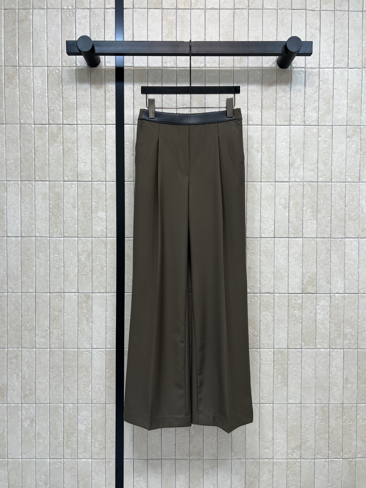 NO:623932,LW's 26 spring and summer new style leather high-waisted wide-leg trousers, suitable for all occasions, super high-end, with a sense of aura, logo leather high-waist + elastic design, pleated wide-leg version, a tailoring that automatically slims down and makes you look taller. The pleated back seam design has an outstanding temperament on the upper body. Paired with a series of suit jackets, it shows a high-end texture. It can be easily controlled whether it is business or daily life, and it directly fills the aura!  Two colors and four sizes Size/S-M-L- XL,,jackets & coats,business suit,alexander wang19860909LW家 26春夏新款 皮革高腰阔腿西裤 各种场合都适合穿 秒抬气质 超级高级 自带气场感 logo皮革高腰+松紧设计 压褶阔腿版型 属于自动修身显瘦显高的剪裁 后面缝线压褶设计 上身气质绝绝子 搭配系列西装外套上身 尽显高级质感 无论商务还是日常都能轻松驾驭 气场直接拉满！两色四码Size/S-M-L- XL,,jackets & coats,business suit,alexander wang,Women's clothing