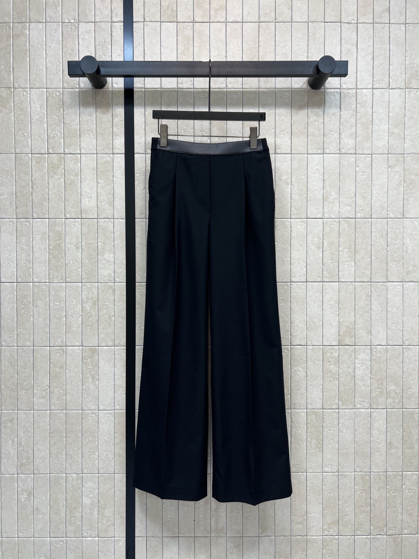 NO:623936,LW's 26 spring and summer new style leather high-waisted wide-leg trousers, suitable for all occasions, super high-end, with a sense of aura, logo leather high-waist + elastic design, pleated wide-leg version, a tailoring that automatically slims down and makes you look taller. The pleated back seam design has an outstanding temperament on the upper body. Paired with a series of suit jackets, it shows a high-end texture. It can be easily controlled whether it is business or daily life, and it directly fills the aura!  Two colors and four sizes Size/S-M-L- XL,,jackets & coats,business suit,alexander wang19860909LW家 26春夏新款 皮革高腰阔腿西裤 各种场合都适合穿 秒抬气质 超级高级 自带气场感 logo皮革高腰+松紧设计 压褶阔腿版型 属于自动修身显瘦显高的剪裁 后面缝线压褶设计 上身气质绝绝子 搭配系列西装外套上身 尽显高级质感 无论商务还是日常都能轻松驾驭 气场直接拉满！两色四码Size/S-M-L- XL,,jackets & coats,business suit,alexander wang,Women's clothing