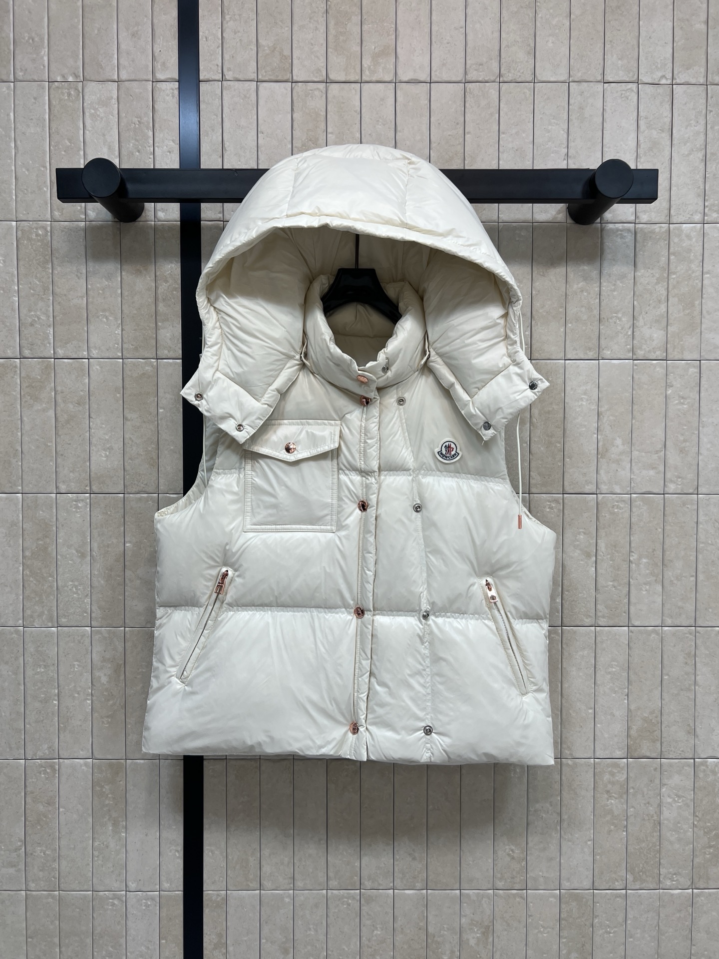 NO:623952,Equipped with dust bag MO Home 25 new autumn and winter style Down vest with stand-up collar hood Stand-up collar hood designed with windproof and warm side snap buttons Detachable hood Double zipper pockets Classic brand badge embellishment vest on the chest Definitely a versatile item Can be worn casually to create a layered atmosphere Sweet or cool Fashionable and age-reducing Heavy down filling The upper body is light and warm Three colors and three sizes Size/1-2-3,, down jacket, hats, alexander  wang19860909配防尘袋MO家 25秋冬新款 连立领帽羽绒马甲 立领风帽设计防风保暖侧边按扣 连帽可拆卸 双拉链口袋 胸口经典的品牌徽章点缀马甲 绝对是百搭单品 随随便便都能穿出叠搭氛围感 可甜可酷 时髦减龄 重磅羽绒填充 上身轻盈保暖 三色三码Size/1-2-3,,down jacket,hats,alexander wang,Women's clothing