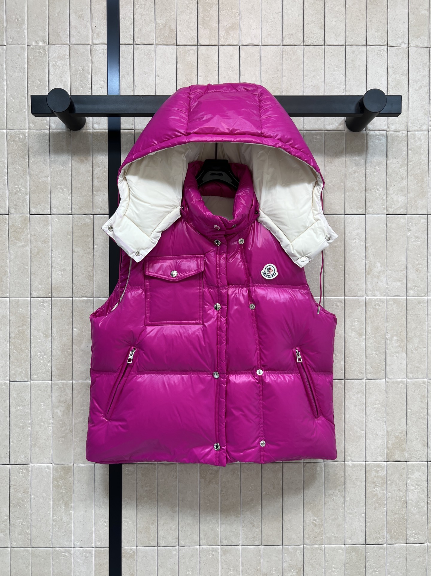 NO:623960,Equipped with dust bag MO Home 25 new autumn and winter style Down vest with stand-up collar hood Stand-up collar hood designed with windproof and warm side snap buttons Detachable hood Double zipper pockets Classic brand badge embellishment vest on the chest Definitely a versatile item Can be worn casually to create a layered atmosphere Sweet or cool Fashionable and age-reducing Heavy down filling The upper body is light and warm Three colors and three sizes Size/1-2-3,, down jacket, hats, alexander  wang19860909配防尘袋MO家 25秋冬新款 连立领帽羽绒马甲 立领风帽设计防风保暖侧边按扣 连帽可拆卸 双拉链口袋 胸口经典的品牌徽章点缀马甲 绝对是百搭单品 随随便便都能穿出叠搭氛围感 可甜可酷 时髦减龄 重磅羽绒填充 上身轻盈保暖 三色三码Size/1-2-3,,down jacket,hats,alexander wang,Women's clothing