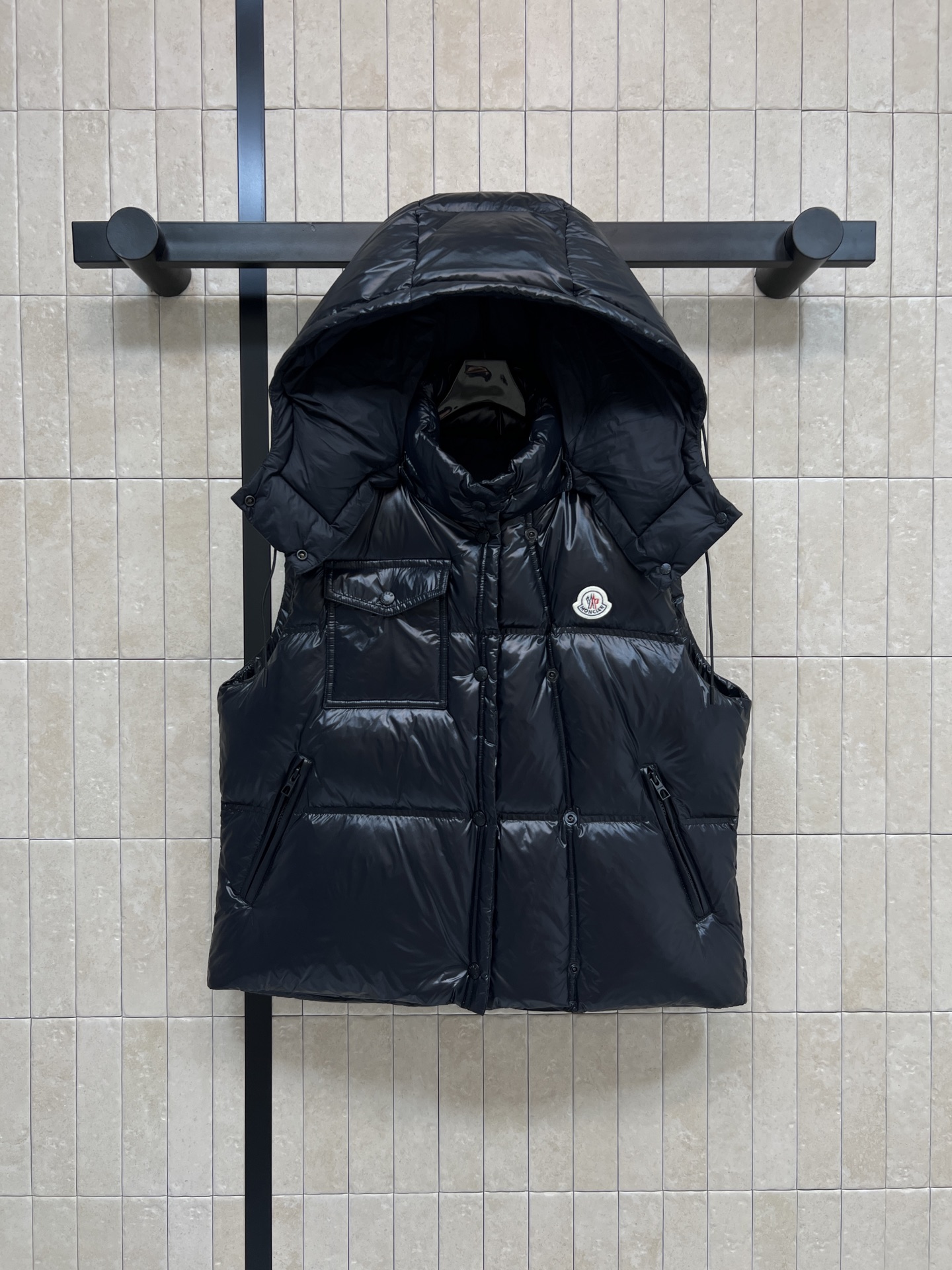 NO:623956,Equipped with dust bag MO Home 25 new autumn and winter style Down vest with stand-up collar hood Stand-up collar hood designed with windproof and warm side snap buttons Detachable hood Double zipper pockets Classic brand badge embellishment vest on the chest Definitely a versatile item Can be worn casually to create a layered atmosphere Sweet or cool Fashionable and age-reducing Heavy down filling The upper body is light and warm Three colors and three sizes Size/1-2-3,, down jacket, hats, alexander  wang19860909配防尘袋MO家 25秋冬新款 连立领帽羽绒马甲 立领风帽设计防风保暖侧边按扣 连帽可拆卸 双拉链口袋 胸口经典的品牌徽章点缀马甲 绝对是百搭单品 随随便便都能穿出叠搭氛围感 可甜可酷 时髦减龄 重磅羽绒填充 上身轻盈保暖 三色三码Size/1-2-3,,down jacket,hats,alexander wang,Women's clothing