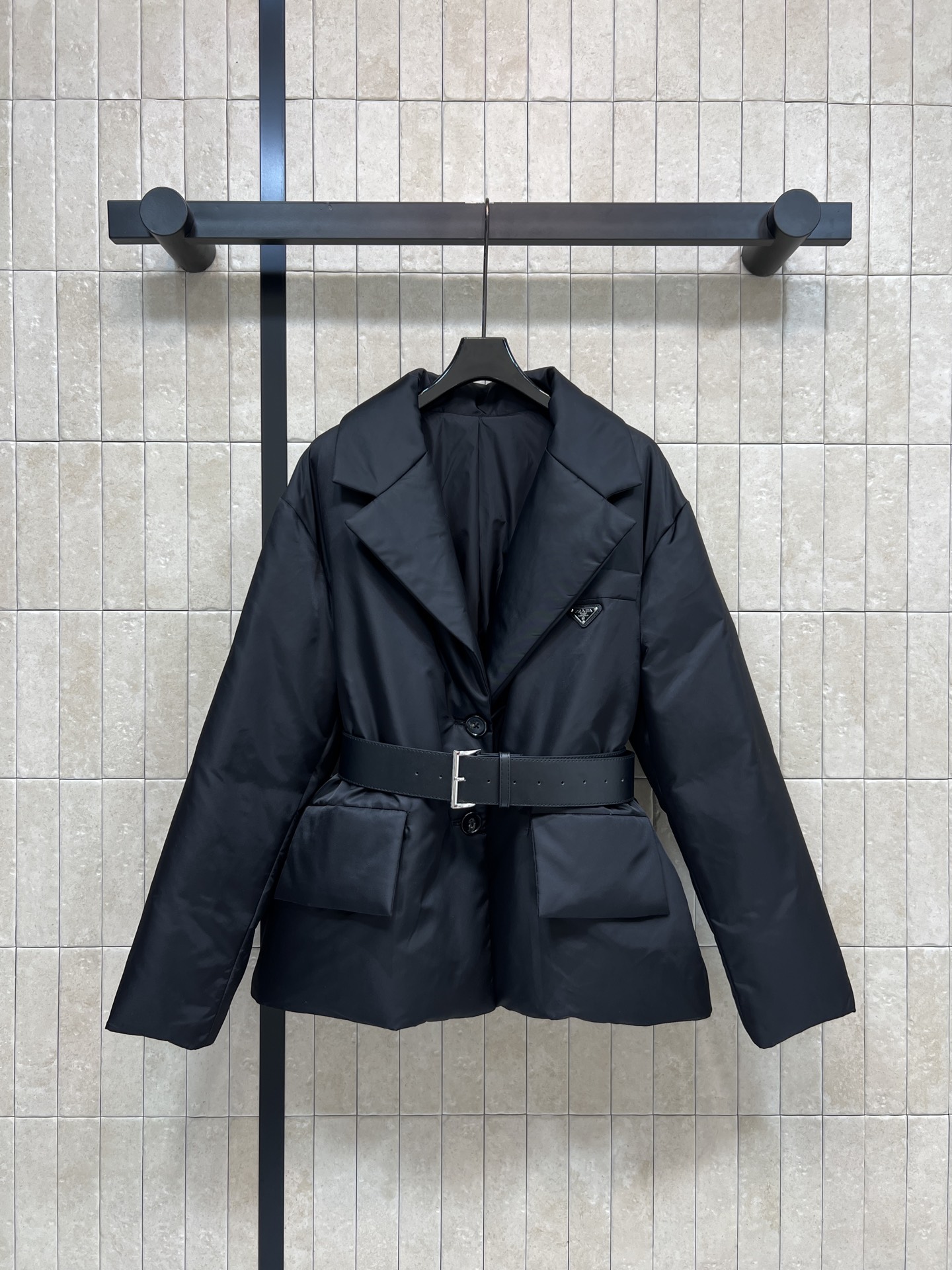 NO:624765,PD Home 25 new autumn and winter style suit-style down jacket, suit lapel + leather belt design, slimming and long legs, full of fashion sense, national standard 90 white goose down filling, super thermal insulation, very suitable for autumn and winter, black and versatile, can be easily used for commuting and gatherings, practical and advanced!  One color and three sizes, dior, down jacket, business suit, alexander wang19860909PD家 25秋冬新款 西装式羽绒服 西装翻领+皮革腰带设计 显瘦显腿长 时髦感满分 国标90白鹅绒填充 保暖力超强 秋冬穿超合适 黑色百搭 通勤聚会都能轻松驾驭 实用又高级！一色三码,,dior,down jacket,business suit,alexander wang,Women's clothing