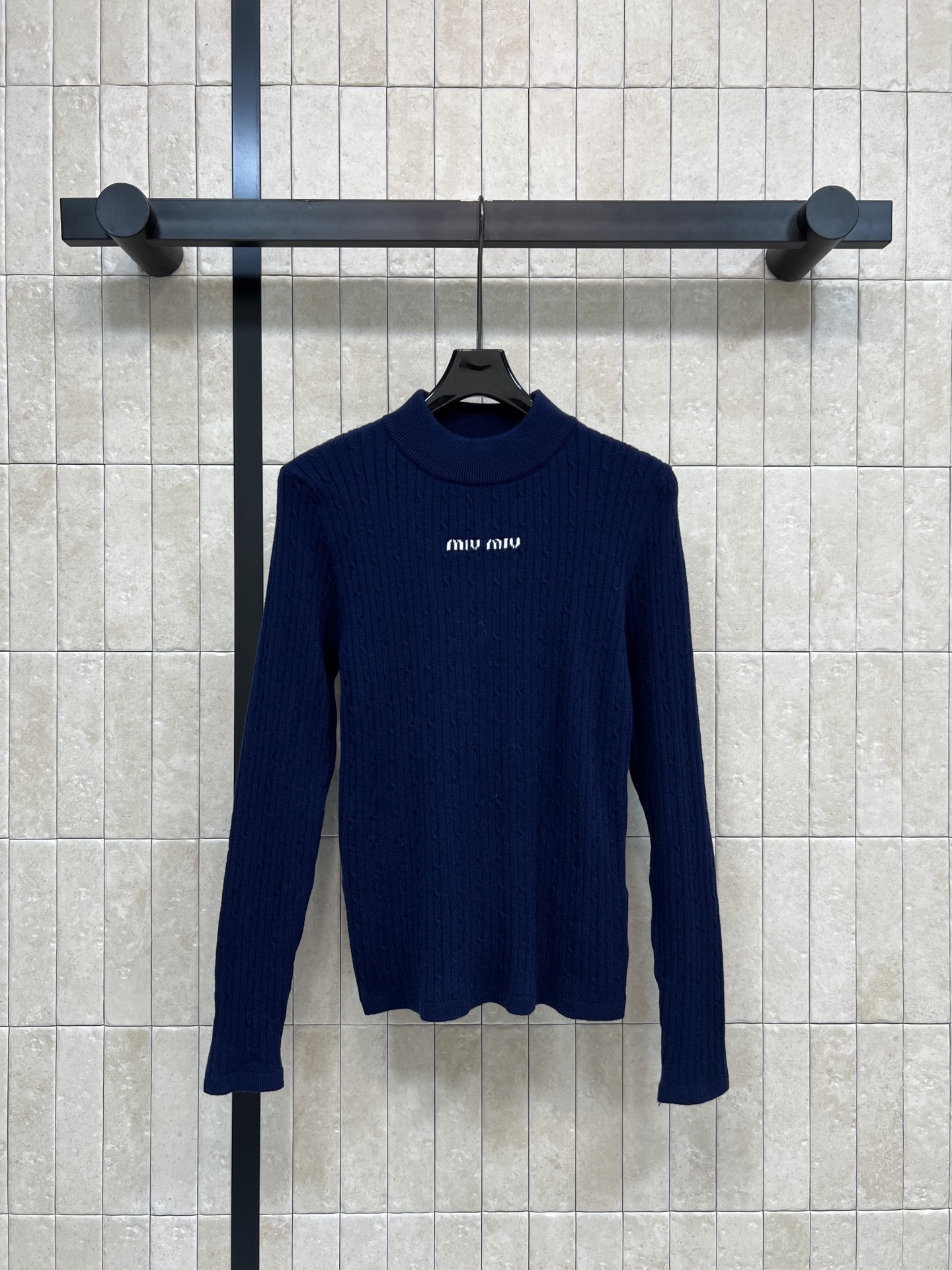 NO:624775,MIU Home 25 new autumn and winter twist jacquard knitted sweater. Heavy twist jacquard knitted design is super slimming!  Logo embroidery on the chest is simple and recognizable. Round neck, long sleeves and slim fit. Elegant and fashionable. No pressure to wear in spring and autumn ~ looks great with jeans or skirts. Easily switch between multiple styles. Two colors and three sizes, miumiu, skirts, jeans, sweaters, alexander wang19860909MIU家 25秋冬新款 麻花提花针织毛衣 重工麻花提花针织设计超显瘦！胸前Logo刺绣 简约又有辨识度 圆领长袖修身剪裁 优雅又时髦 春秋季节穿搭无压力~无论配牛仔裤还是半身裙都很出彩 轻松切换多种风格 两色三码,,miumiu,skirts,jeans,sweaters,alexander wang,Women's clothing