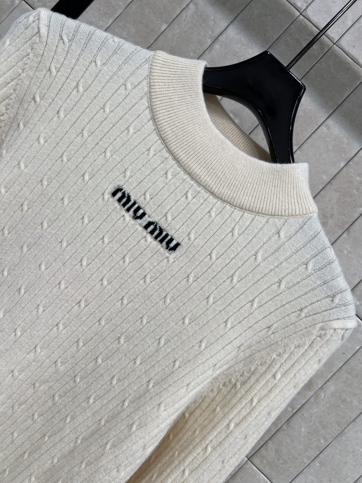 MIU家 25秋冬新款 麻花提花针织毛衣 重工麻花提花针织设计超显瘦！胸前Logo刺绣 简约又有辨识度 