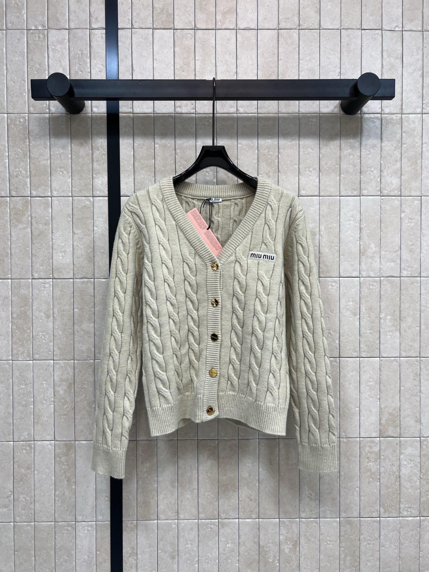 NO:624760,MIU's 25 new autumn and winter style twist jacquard knitted V-neck cardigan, classic twist texture + V-neck design, gold logo button embellishment, exquisite and textured, soft knitted fabric, super comfortable to wear in autumn and winter, can be used for commuting and leisure!  Logo embroidery on the chest is low-key and recognizable. A must-have item for fashionable girls~two colors and three sizes,,miumiu,alexander wang19860909MIU家 25秋冬新款 麻花提花针织V领开衫 经典麻花纹理+V领设计 金色logo纽扣点缀 精致又有质感 柔软针织面料 秋冬穿超舒服 通勤休闲都能hold住！胸前Logo刺绣 低调又有辨识度 时髦女孩必入单品~两色三码,,miumiu,alexander wang,Women's clothing