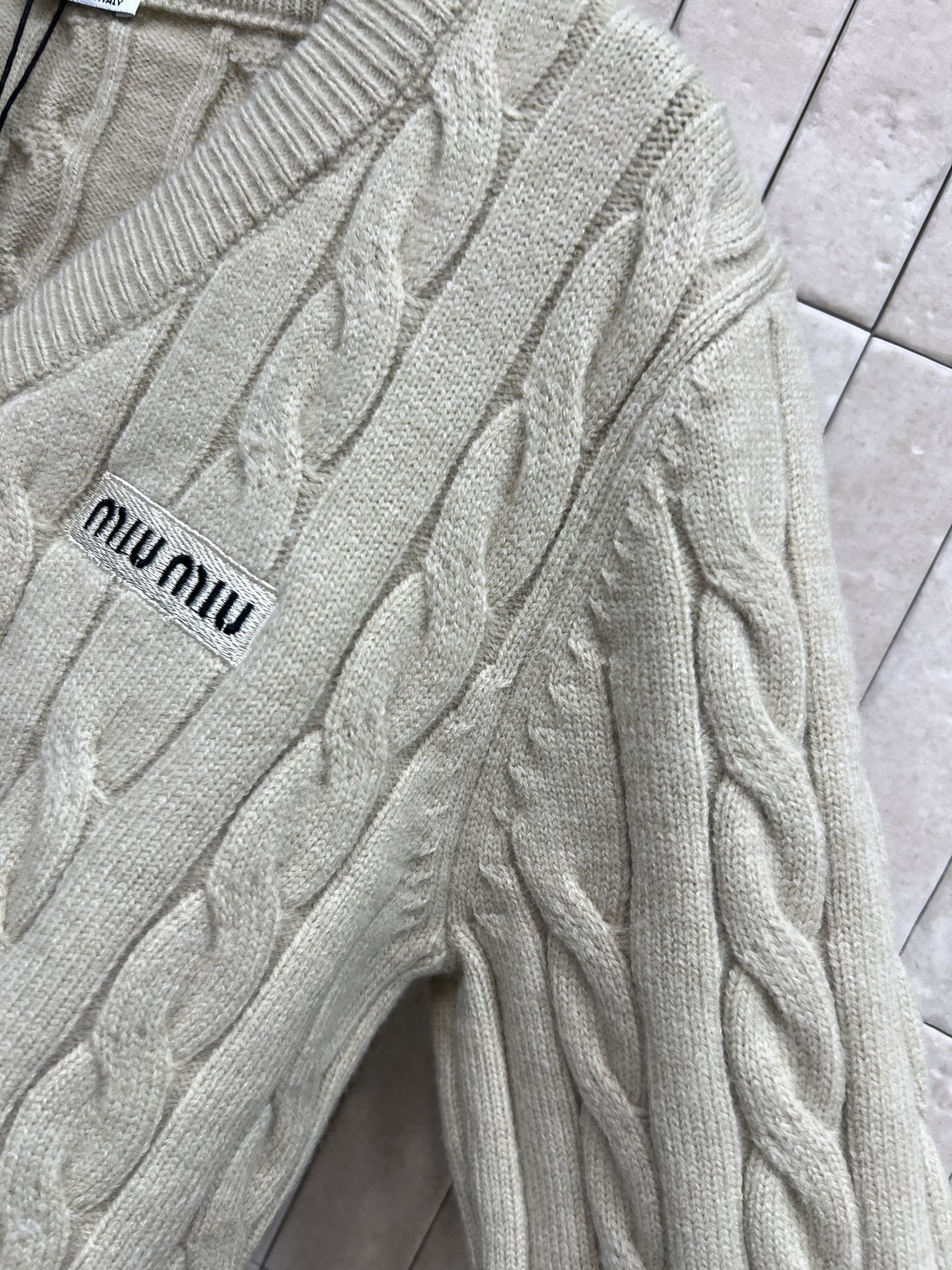 MIU家 25秋冬新款 麻花提花针织V领开衫 经典麻花纹理+V领设计 金色logo纽扣点缀 精致又有质感
