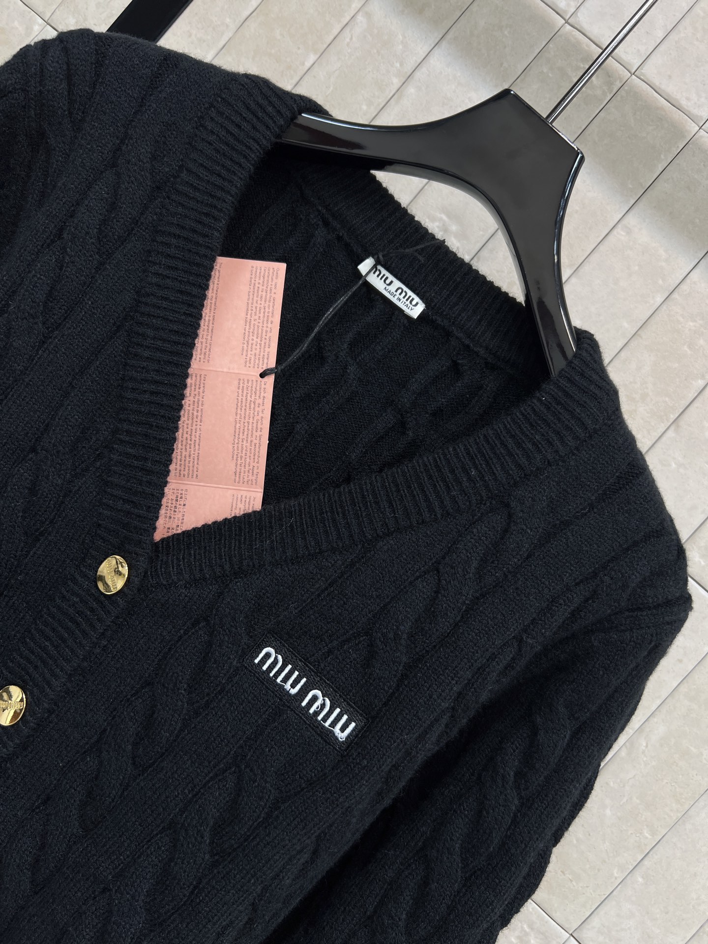 MIU家 25秋冬新款 麻花提花针织V领开衫 经典麻花纹理+V领设计 金色logo纽扣点缀 精致又有质感