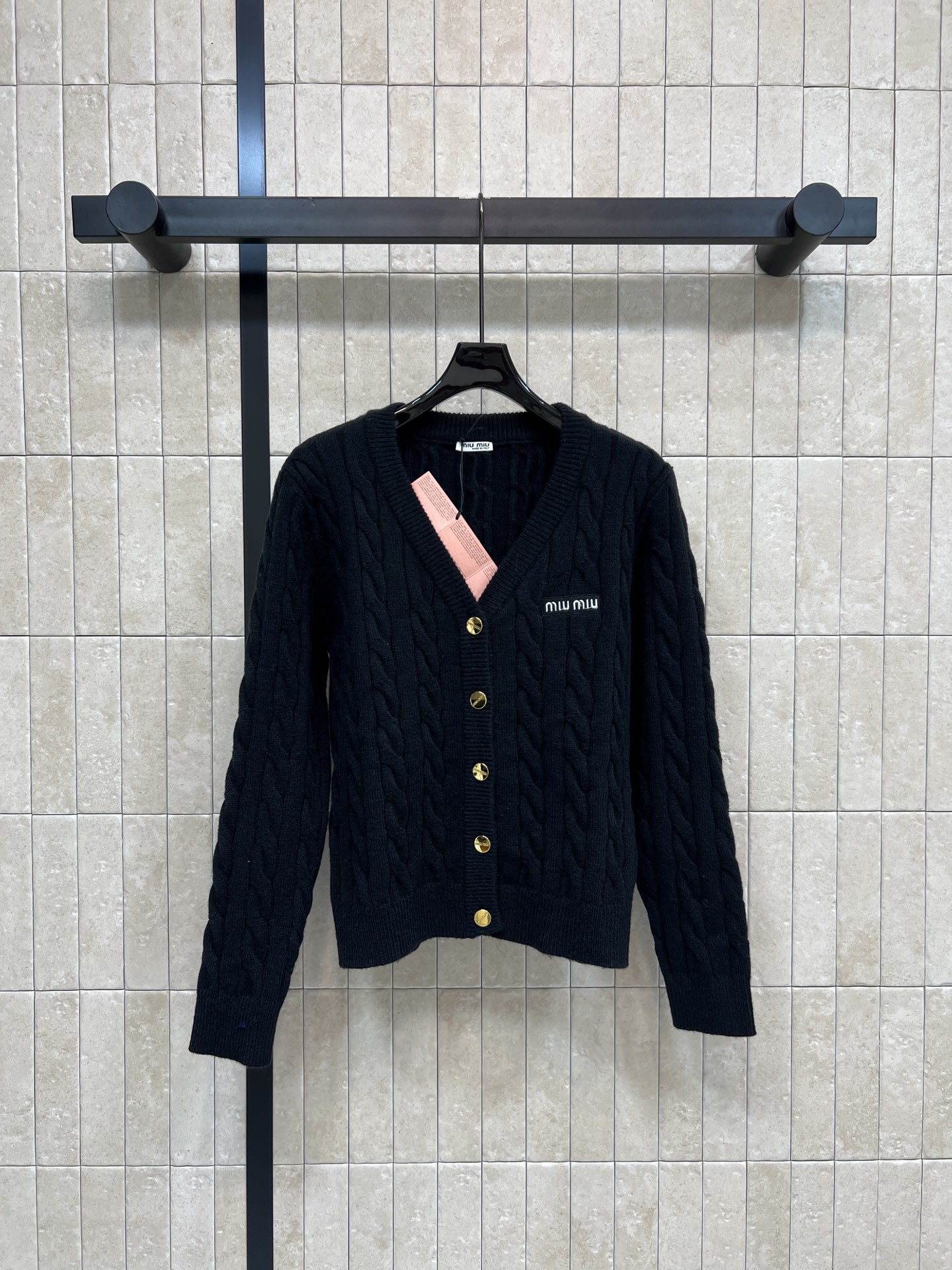 NO:624766,MIU's 25 new autumn and winter style twist jacquard knitted V-neck cardigan, classic twist texture + V-neck design, gold logo button embellishment, exquisite and textured, soft knitted fabric, super comfortable to wear in autumn and winter, can be used for commuting and leisure!  Logo embroidery on the chest is low-key and recognizable. A must-have item for fashionable girls~two colors and three sizes,,miumiu,alexander wang19860909MIU家 25秋冬新款 麻花提花针织V领开衫 经典麻花纹理+V领设计 金色logo纽扣点缀 精致又有质感 柔软针织面料 秋冬穿超舒服 通勤休闲都能hold住！胸前Logo刺绣 低调又有辨识度 时髦女孩必入单品~两色三码,,miumiu,alexander wang,Women's clothing