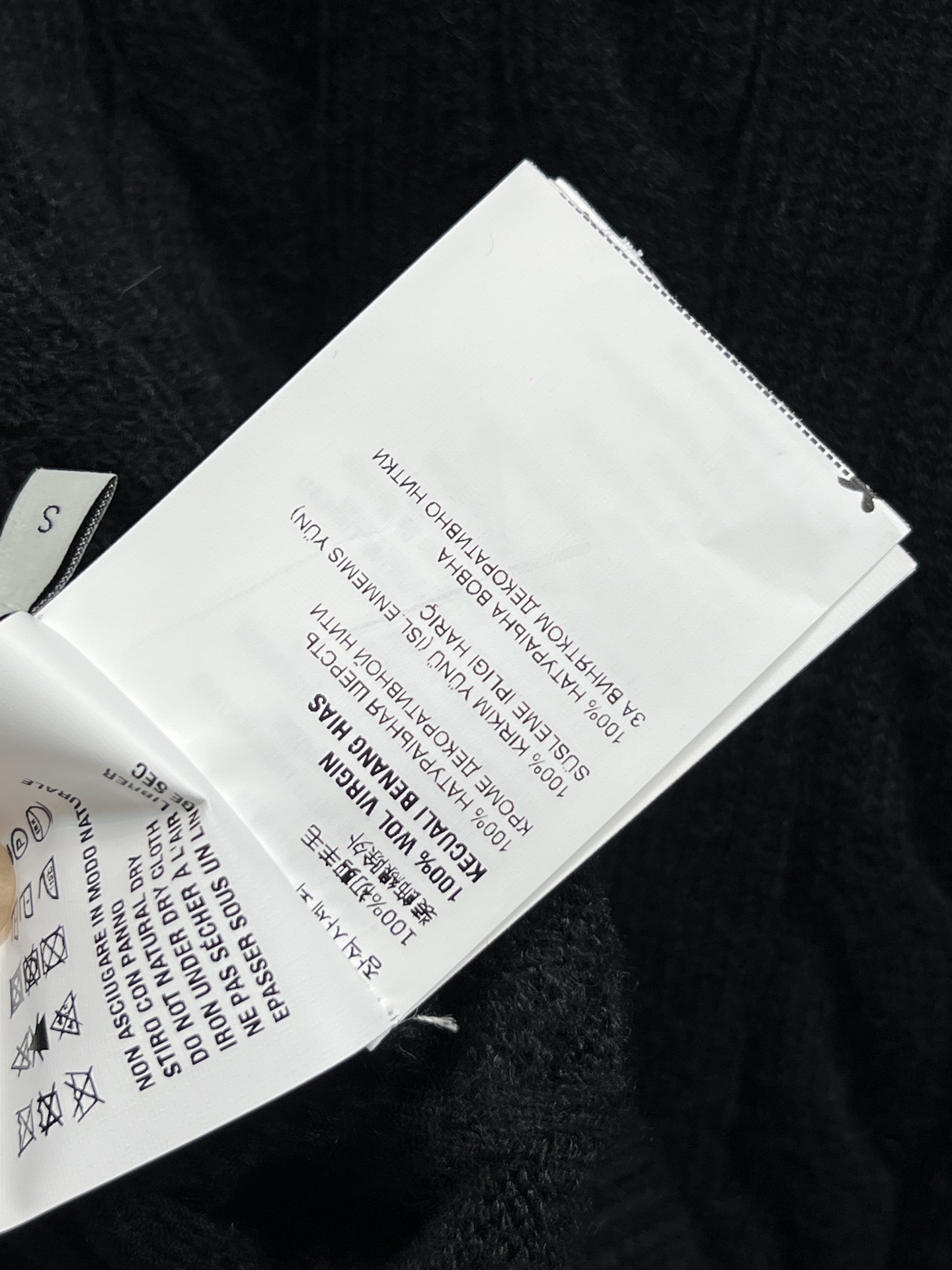 MIU家 25秋冬新款 麻花提花针织V领开衫 经典麻花纹理+V领设计 金色logo纽扣点缀 精致又有质感