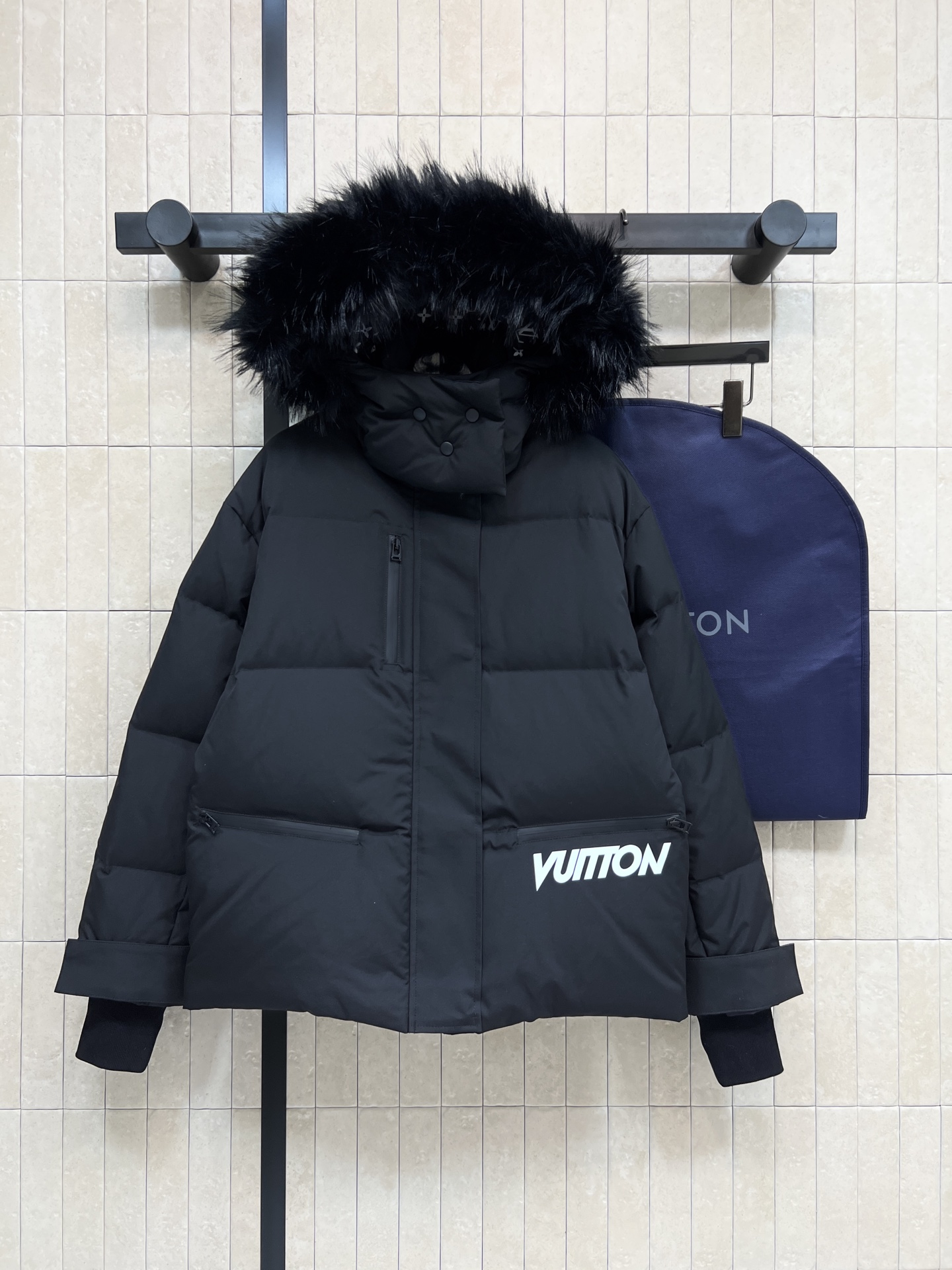 NO:625684,Comes with dust bag L Home 25 new autumn and winter style hooded stand-collar down jacket hooded stand-collar short style The upper body is super proportional Black quilted fabric + contrasting logo letter printing Super eye-catching The hat has a fluffy fur collar National standard 90 velvet filling Sufficient weight Imported machine sewing line craftsmanship The details of the workmanship are very good Velcro on the collar to adjust the elasticity Windproof and warm Presbyopia pattern lining inside + mesh pocket + hem waist protection logo embellishment  The upper body can be sweet or cool, neat and versatile, one color and four sizes, Size/S-M-L- XL, Louis Vuitton, down jacket, hats, alexander wang19860909配防尘袋L家 25秋冬新款 连帽立领羽绒服 连帽立领小短款 上身超拉比例感 黑色绗缝面料+撞色logo字母印花 超吸睛 帽子有蓬松毛领 国标90绒填充 足够分量 进口机缝制线条工艺 细节做工很足 领口魔术贴调节松紧 防风保暖 里面老花图案内衬 +网兜+衣摆护腰Logo点缀 上身可甜可酷 利落百搭 一色四码Size/S-M-L- XL,,louis vuitton,down jacket,hats,alexander wang,Women's clothing