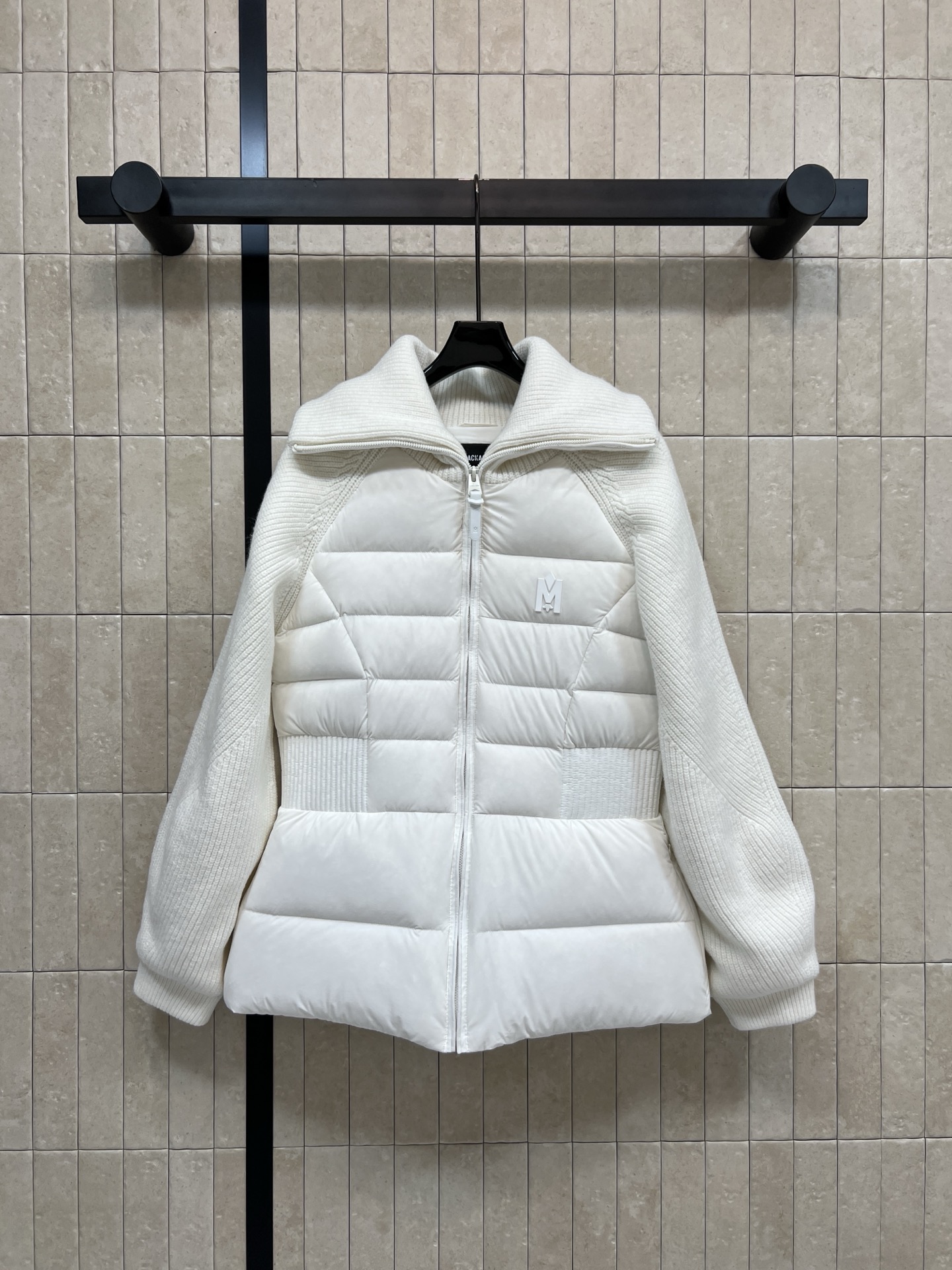 NO:625696,Equipped with dust bag MO Home 25 new autumn and winter style Knitted patchwork lapel waisted down jacket Knitted ribbed large lapel collar Short design + elastic waist Shows body proportions Knitted lantern sleeves are super tolerant of arm lines to create a variety of fashionable styles The main body is filled with high-quality duck down to keep warm and fashionable Suitable for daily commuting or leisure!  The four colors are super versatile. The zipper and logo are full of details. Practical and stylish~ Four colors and three sizes, Size/S-M-L,, down jacket, alexander wang19860909配防尘袋MO家 25秋冬新款 翻领针织拼接收腰羽绒服 领口针织罗纹大翻领 短款设计+腰部松紧 显身材比例 针织灯笼袖超包容手臂线条 打造多种时髦造型 主身高品质鸭绒填充保暖又时髦 日常通勤或休闲都很适合！四个色超百搭 拉链和徽标细节感满满 实用又有型~四色三码Size/S-M-L,,down jacket,alexander wang,Women's clothing