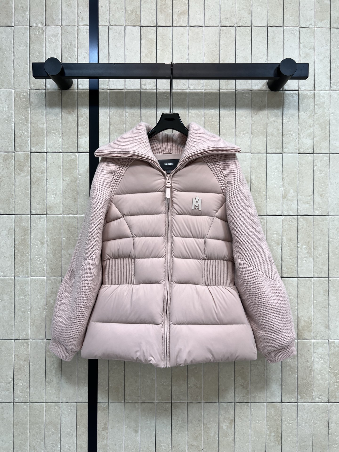 NO:625718,Equipped with dust bag MO Home 25 new autumn and winter style Knitted patchwork lapel waisted down jacket Knitted ribbed large lapel collar Short design + elastic waist Shows body proportions Knitted lantern sleeves are super tolerant of arm lines to create a variety of fashionable styles The main body is filled with high-quality duck down to keep warm and fashionable Suitable for daily commuting or leisure!  The four colors are super versatile. The zipper and logo are full of details. Practical and stylish~ Four colors and three sizes, Size/S-M-L,, down jacket, alexander wang19860909配防尘袋MO家 25秋冬新款 翻领针织拼接收腰羽绒服 领口针织罗纹大翻领 短款设计+腰部松紧 显身材比例 针织灯笼袖超包容手臂线条 打造多种时髦造型 主身高品质鸭绒填充保暖又时髦 日常通勤或休闲都很适合！四个色超百搭 拉链和徽标细节感满满 实用又有型~四色三码Size/S-M-L,,down jacket,alexander wang,Women's clothing