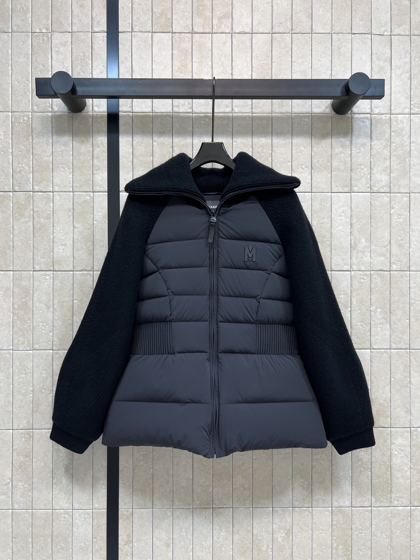 NO:625710,Equipped with dust bag MO Home 25 new autumn and winter style Knitted patchwork lapel waisted down jacket Knitted ribbed large lapel collar Short design + elastic waist Shows body proportions Knitted lantern sleeves are super tolerant of arm lines to create a variety of fashionable styles The main body is filled with high-quality duck down to keep warm and fashionable Suitable for daily commuting or leisure!  The four colors are super versatile. The zipper and logo are full of details. Practical and stylish~ Four colors and three sizes, Size/S-M-L,, down jacket, alexander wang19860909配防尘袋MO家 25秋冬新款 翻领针织拼接收腰羽绒服 领口针织罗纹大翻领 短款设计+腰部松紧 显身材比例 针织灯笼袖超包容手臂线条 打造多种时髦造型 主身高品质鸭绒填充保暖又时髦 日常通勤或休闲都很适合！四个色超百搭 拉链和徽标细节感满满 实用又有型~四色三码Size/S-M-L,,down jacket,alexander wang,Women's clothing