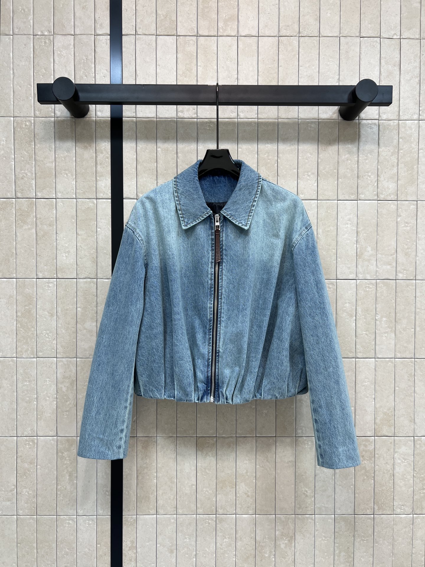 NO:625679,LW Home’s 25 new autumn and winter style denim jacket with pleated logo leather decoration, layered pleated jacket at the hem, super design, lapel jacket version, pleated hem design with pleated leather brand logo decoration at the back, matching series of wide-leg pants, the upper body raises the proportion of the legs, makes you look slimmer, taller and cool, looks good with any combination, the upper body is easy to maintain a good figure, recommended for daily outings, four sizes in one color, Size/S-M-L- XL,,jackets & coats,jackets &  coats,alexander wang19860909LW家 25秋冬新款 褶皱logo皮革装饰牛仔外套 下摆层次打褶夹克外套 超有设计感 翻领夹克版型 下摆打褶设计后面皱褶皮牌logo装饰 搭配系列阔腿裤上身抬高腿部比例 显瘦显高又酷帅 随便搭配都好看 上身轻松拿捏好身材 日常出街休闲推荐 一色四码Size/S-M-L- XL,,jackets & coats,jackets & coats,alexander wang,Women's clothing